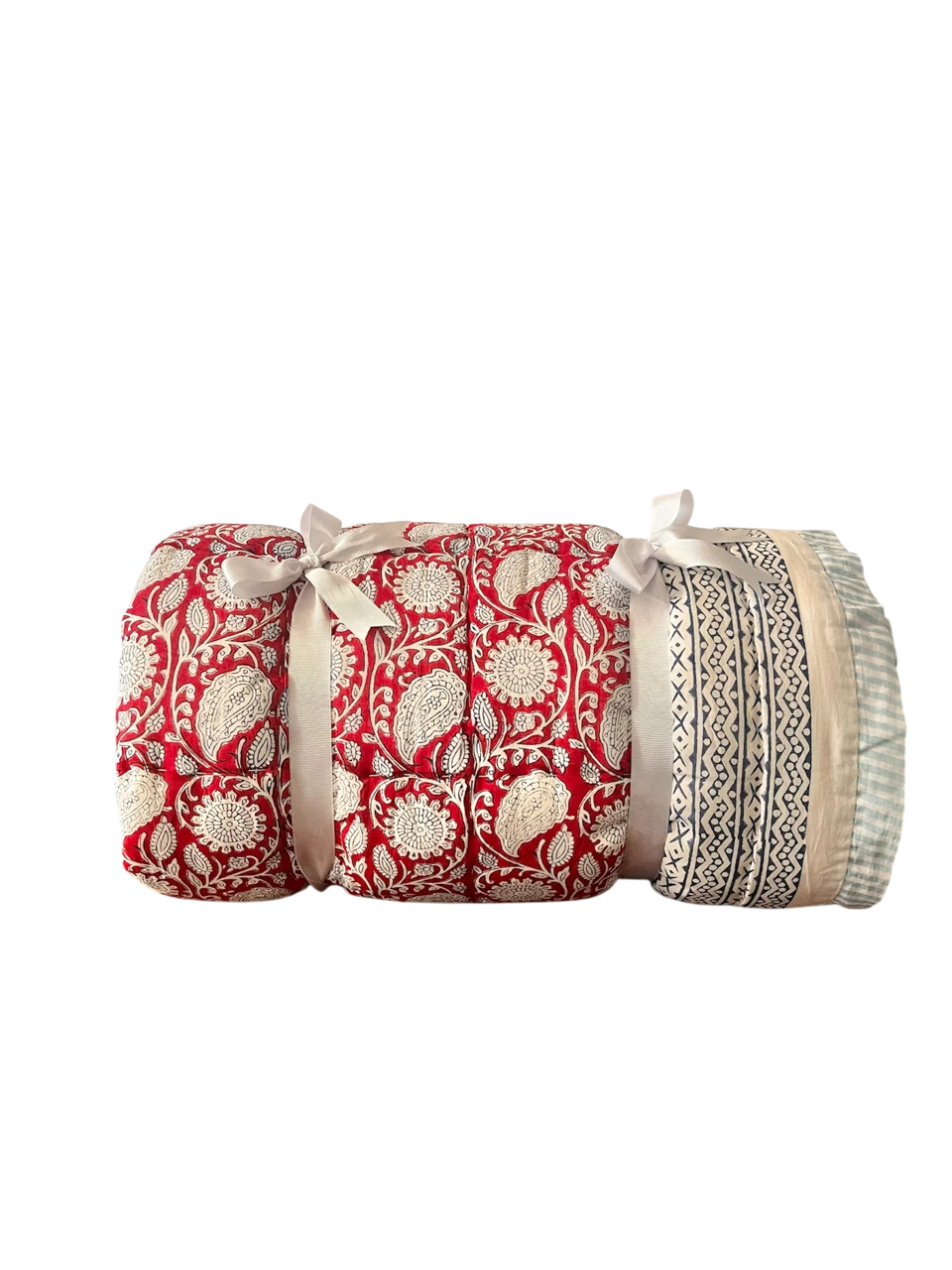 KIRMIZI ÜZERİ BEYAZ DESENLİ MAVİ BİYELİ KAPİTONE YATAK ÖRTÜSÜ