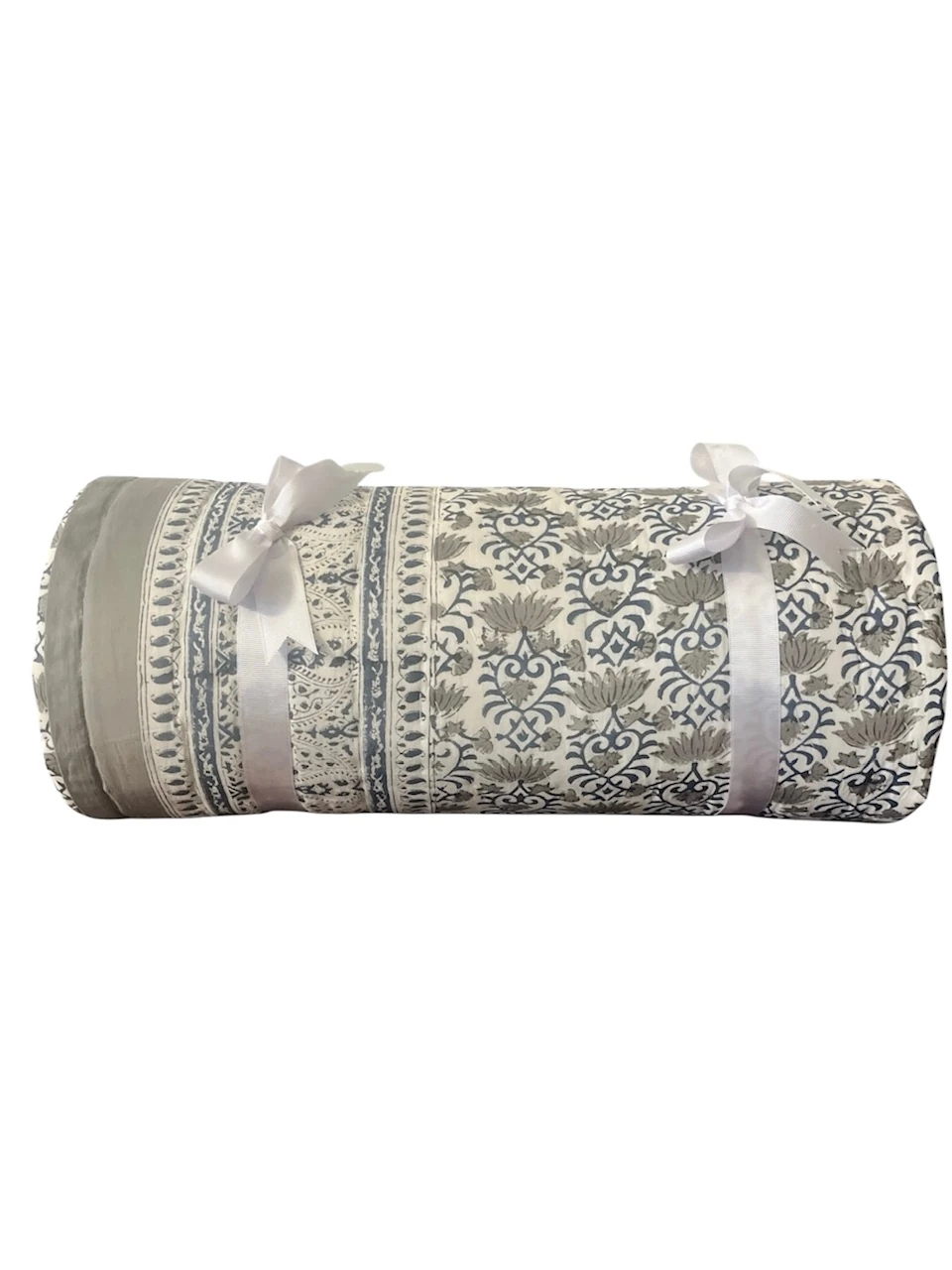 BEYAZ ÜZERİ ÇİÇEK-ŞAL DESEN KAPİTONE YATAK ÖRTÜSÜ