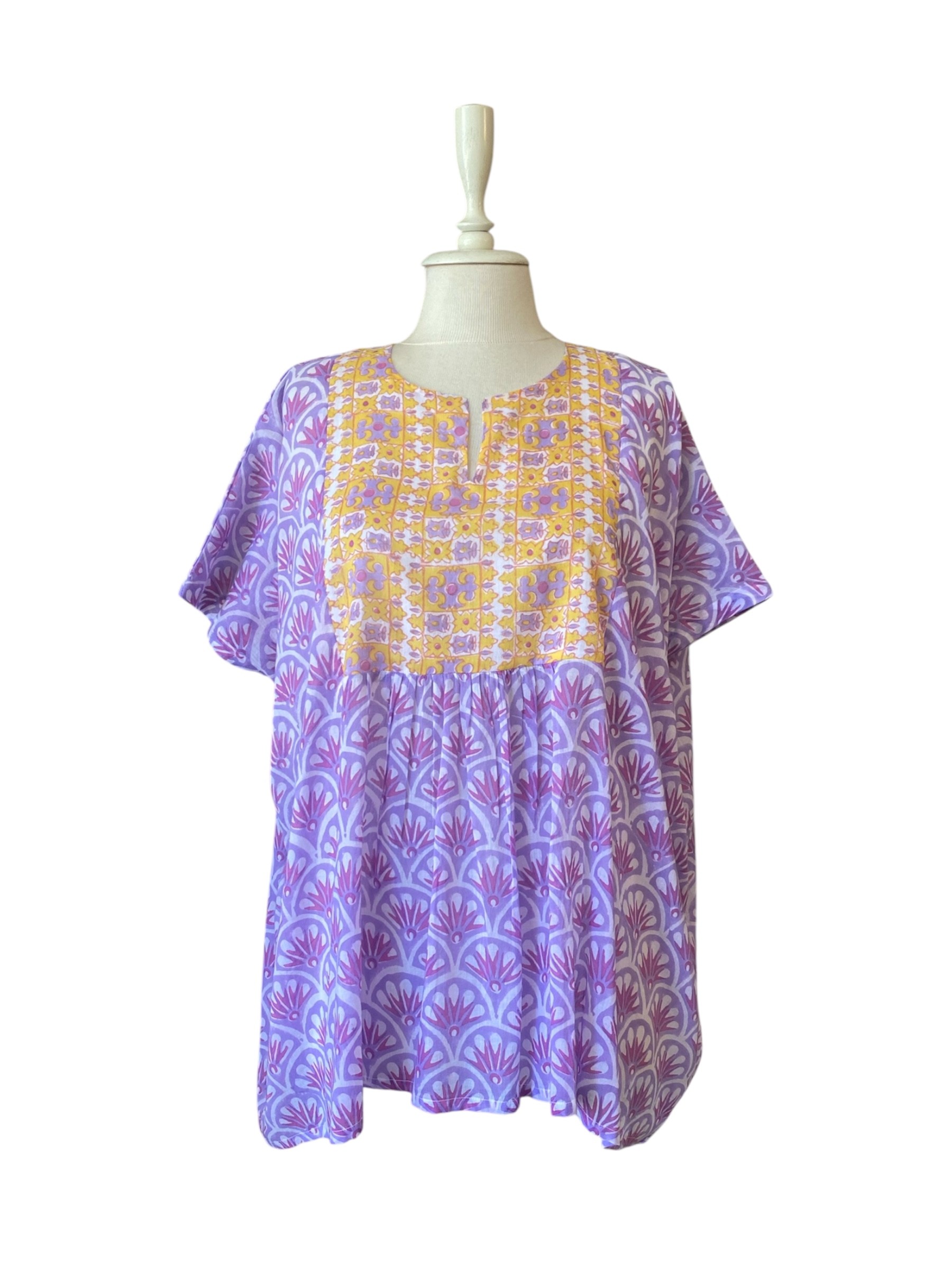 BEYAZ ÜZERİ LİLA DESENLİ SARI YAKA FREE SIZE BLUZ
