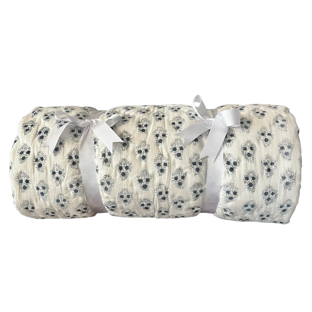 BEYAZ ÜZERİ MAVİ ÇİÇEK DESENLİ KAPİTONE YATAK ÖRTÜSÜ