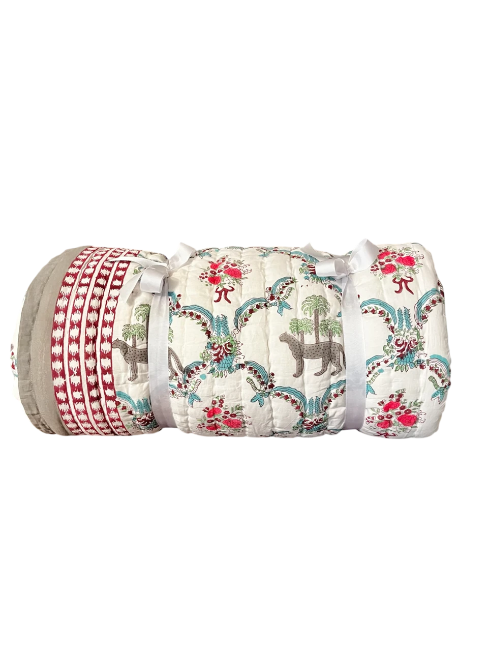 BEYAZ ÜZERİNE LEOPAR DESENLİ KAPİTONE YATAK ÖRTÜSÜ