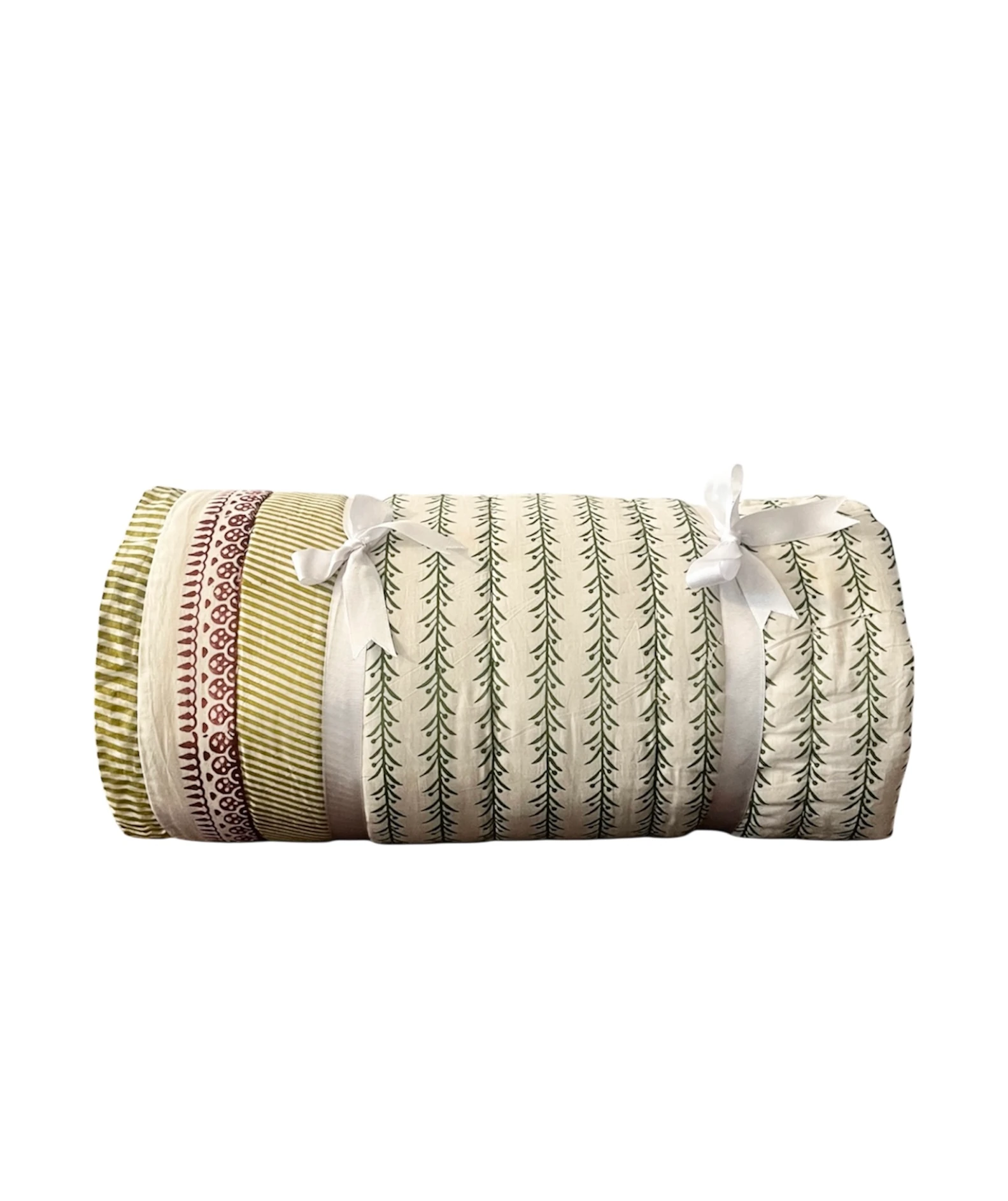 BEYAZ ÜZERİ YEŞİL DESENLİ KAPİTONE YATAK ÖRTÜSÜ ÇİZGİLİ BİYELİ