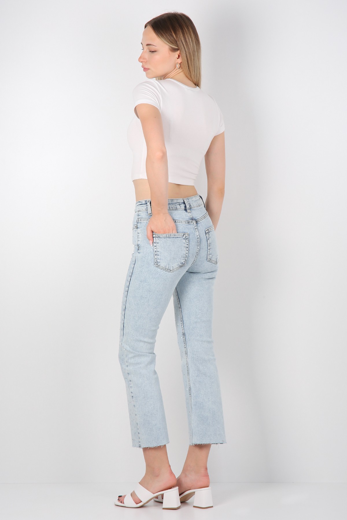 Kesik Paça Serpme Taşlı Jean