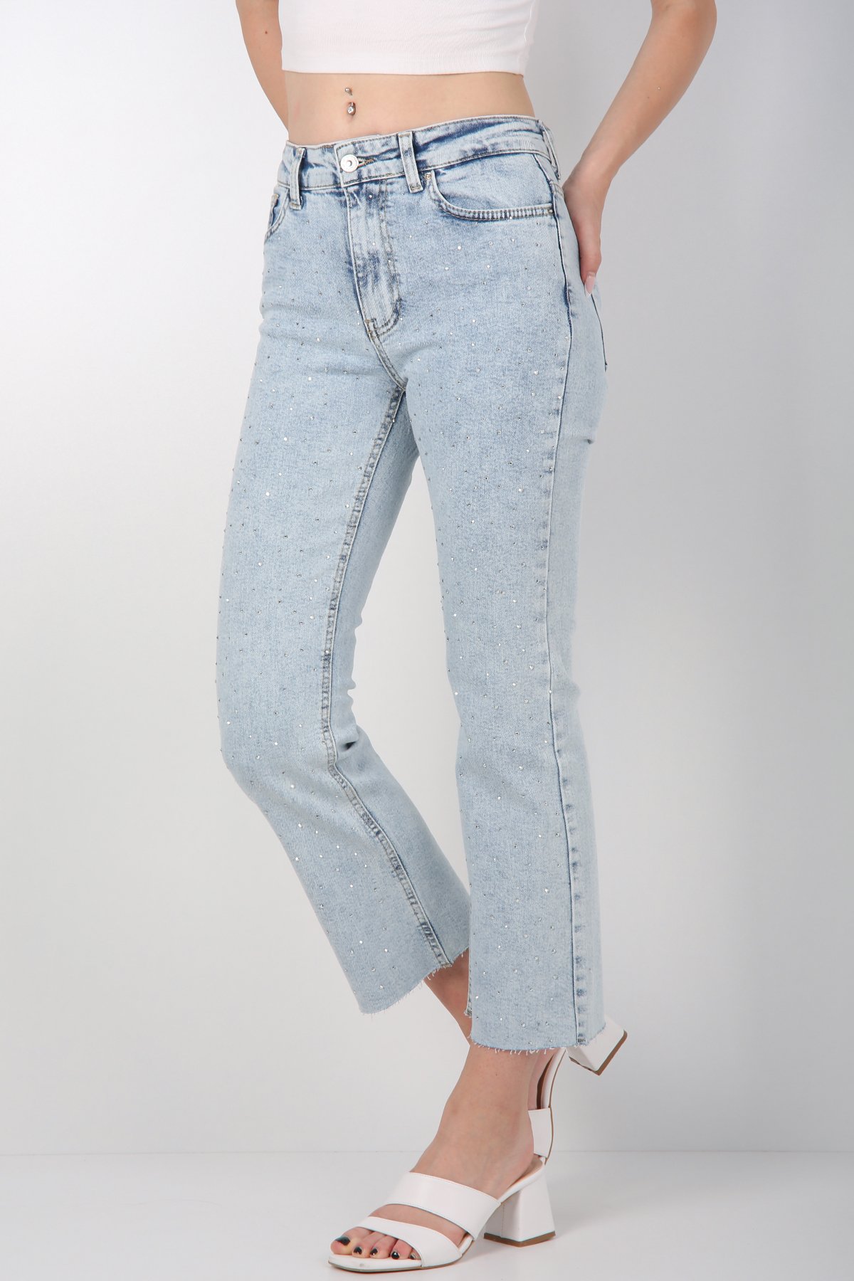 Kesik Paça Serpme Taşlı Jean
