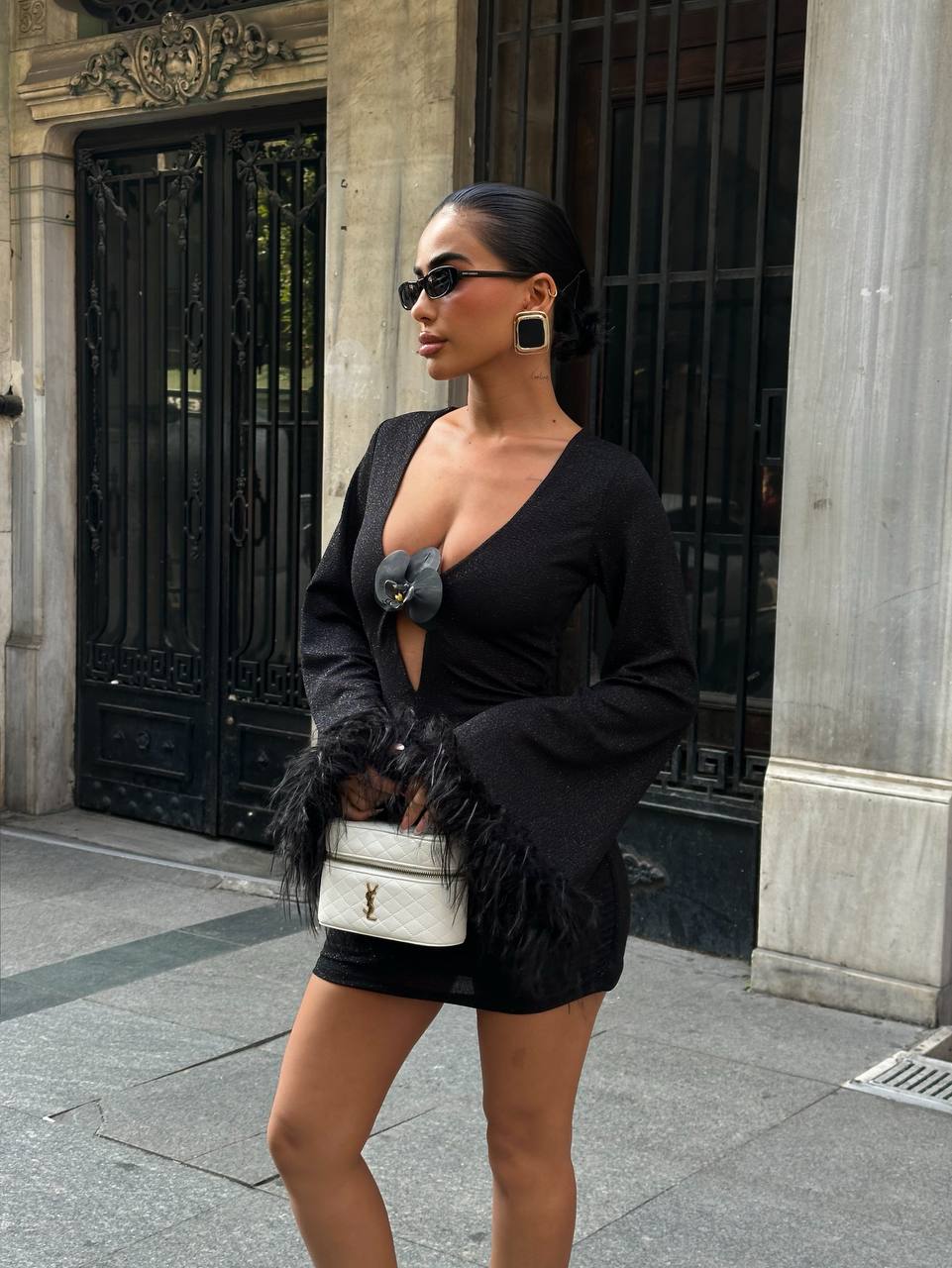 Carol Kolu Tüy Tasarım Simli Mini Elbise - Siyah