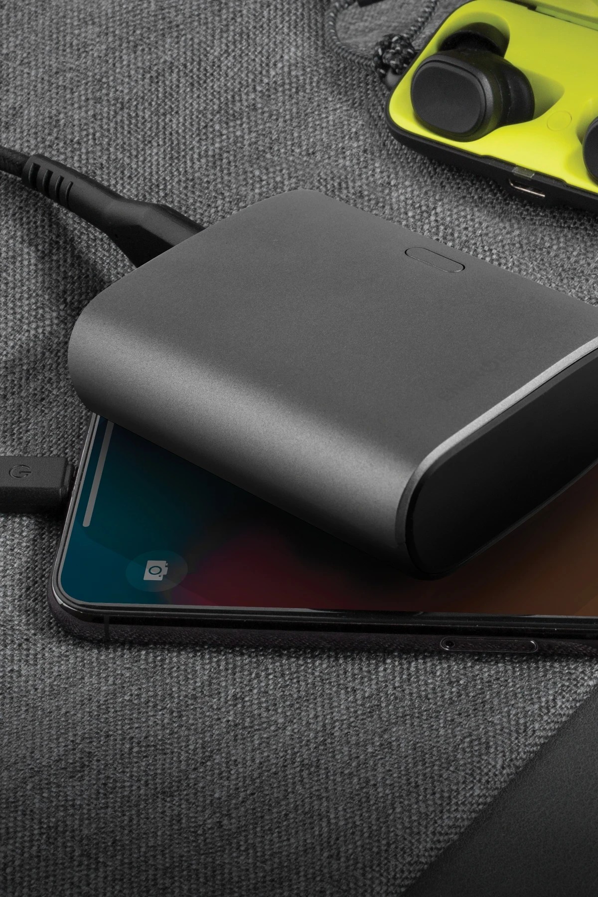Energea ComPac 35 10.000 mAh Dijital Göstergeli 35W Type-C Çıkışlı 22.5W USB Çıkışlı PD Hızlı Şarj Powerbank - Koyu Gri