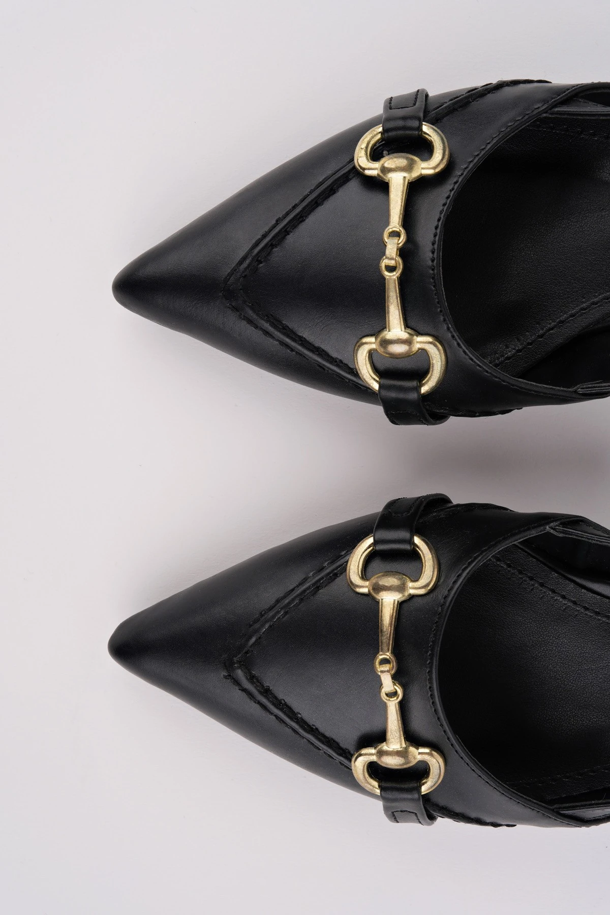 Muggo ELVİA Sivri Burun Arkası Açık Metal Aksesuarlı Kadın Kısa Topuklu Ayakkabı