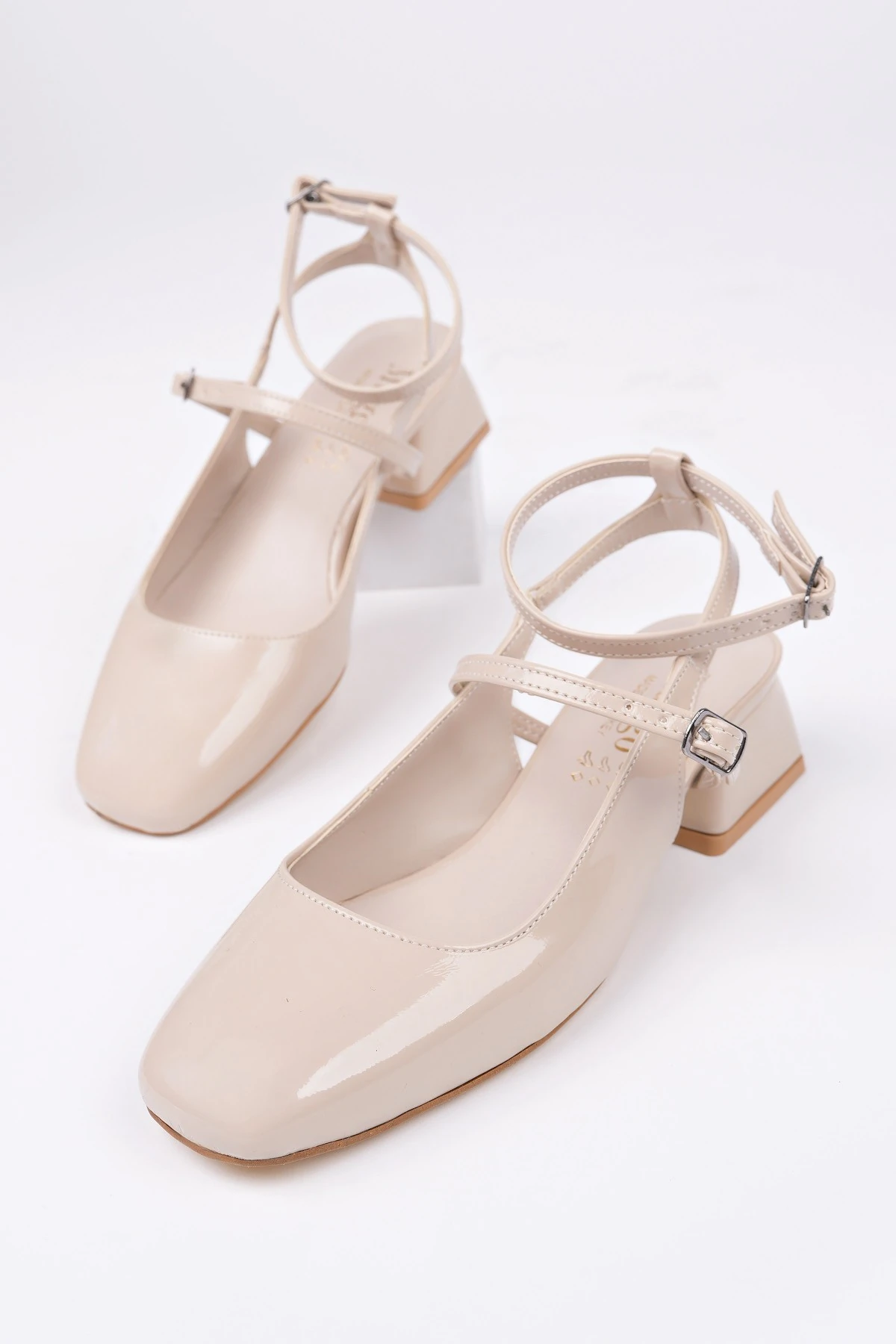 Muggo CHOPRA Kare Burun Çift Kemerli Bilekten Bağlamalı Arkası Açık Kısa Topuklu Ayakkabı