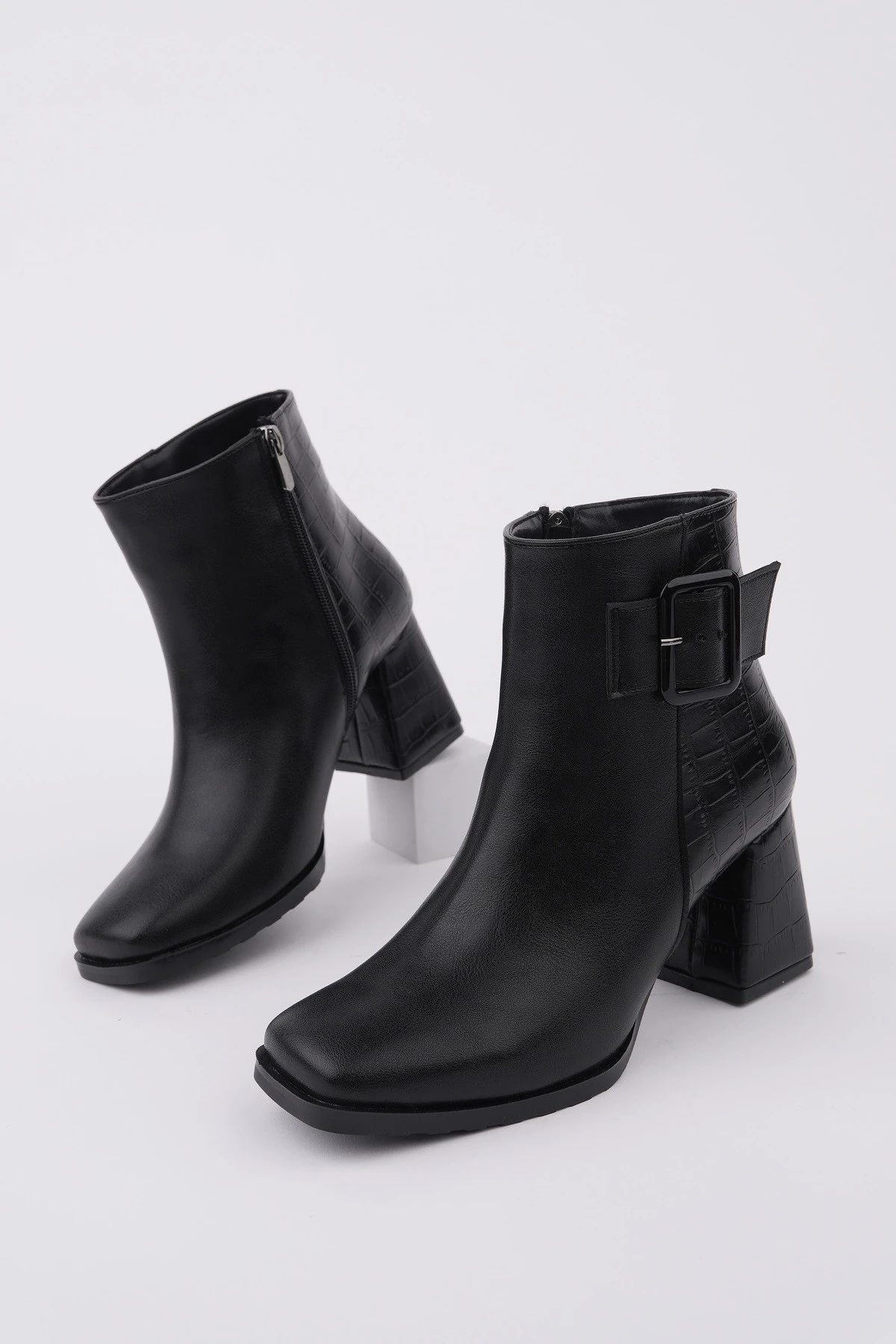 Muggo CANDORA Sivri Burun Kroko Desenli Toka Detaylı Kalın Topuklu Fermuarlı Kadın Bot