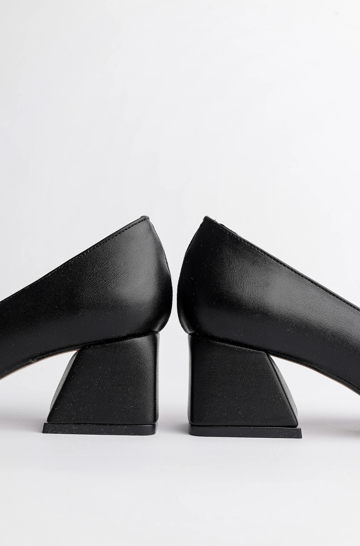 Muggo SHELLEY Garantili Küt Burunlu Fiyonk Aksesuarlı Kadın Kalın Topuklu Ayakkabı