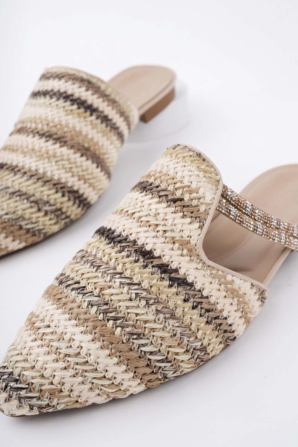 Muggo JAYLİN Önü Kapalı Kadın Taşlı Günlük Hasır Terlik