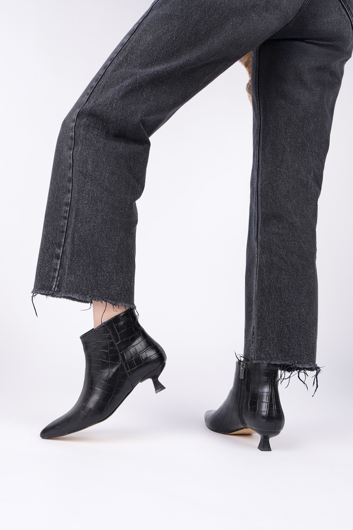 Muggo ÇAÇA Kroko Desenli Sivri Burun İnce Topuklu Fermuarlı Kadın Bot