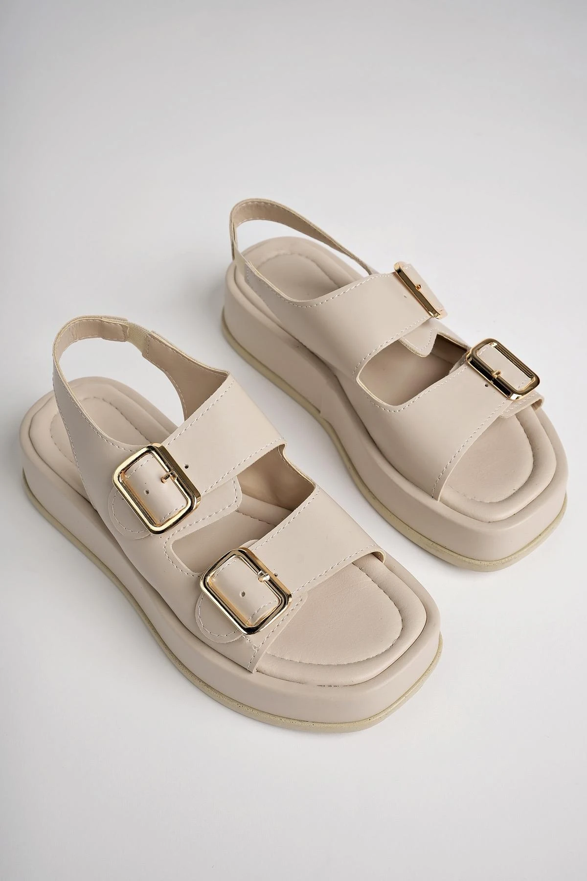 Muggo WANDA Garantili Dolgu Topuklu Çift Bantlı Toka Detaylı Lastikli Kadın Sandalet