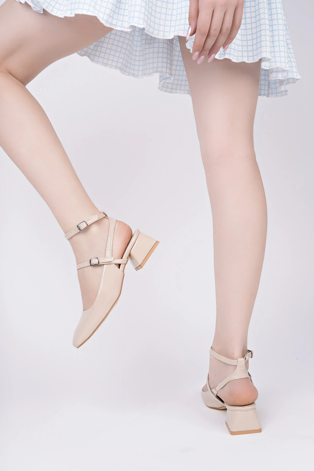 Muggo CHOPRA Kare Burun Çift Kemerli Bilekten Bağlamalı Arkası Açık Kısa Topuklu Ayakkabı