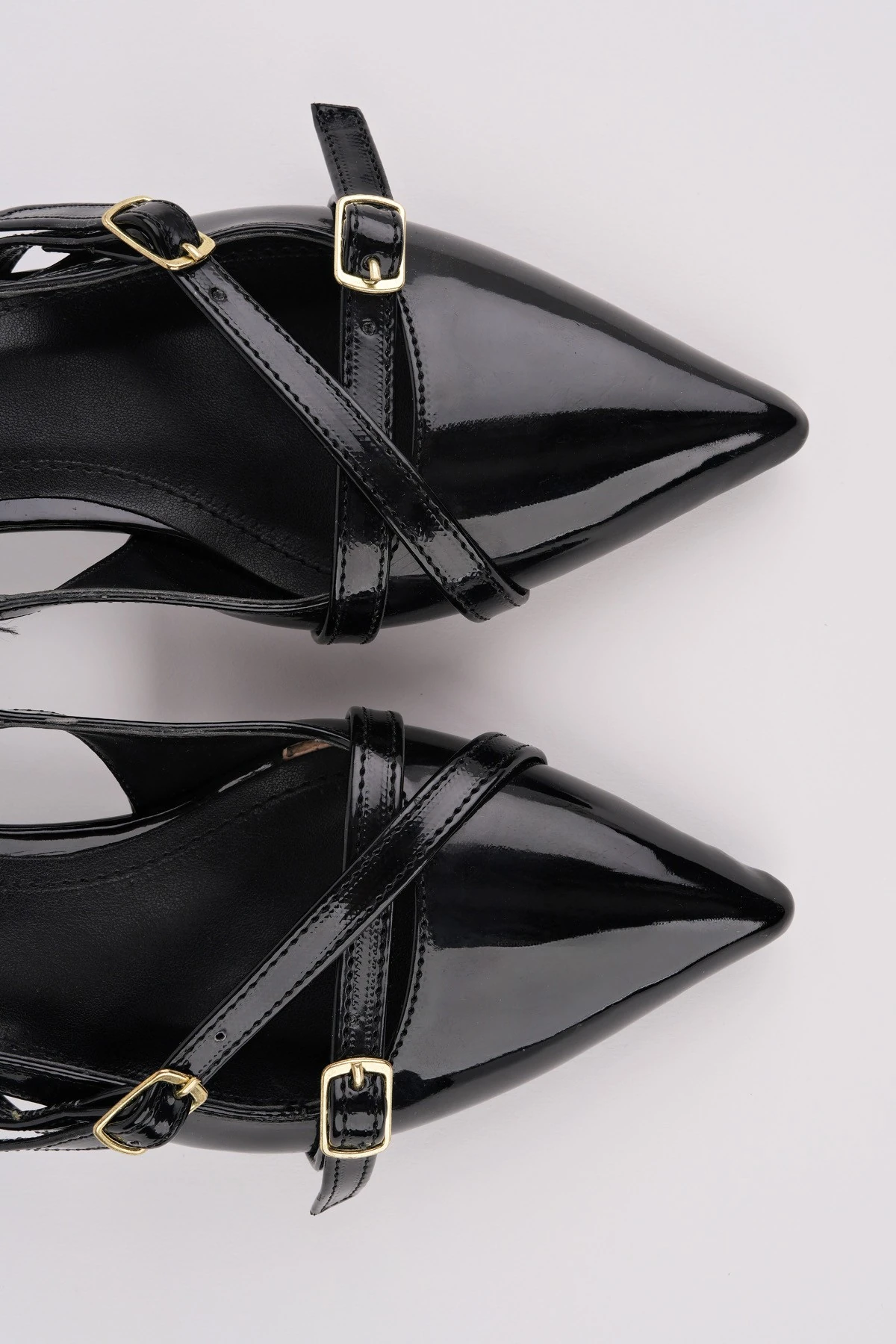 Muggo LUMİNA Sivri Burun Arkası Açık Kemer Detaylı İki Bantlı Kadın Kısa Topuklu Ayakkabı