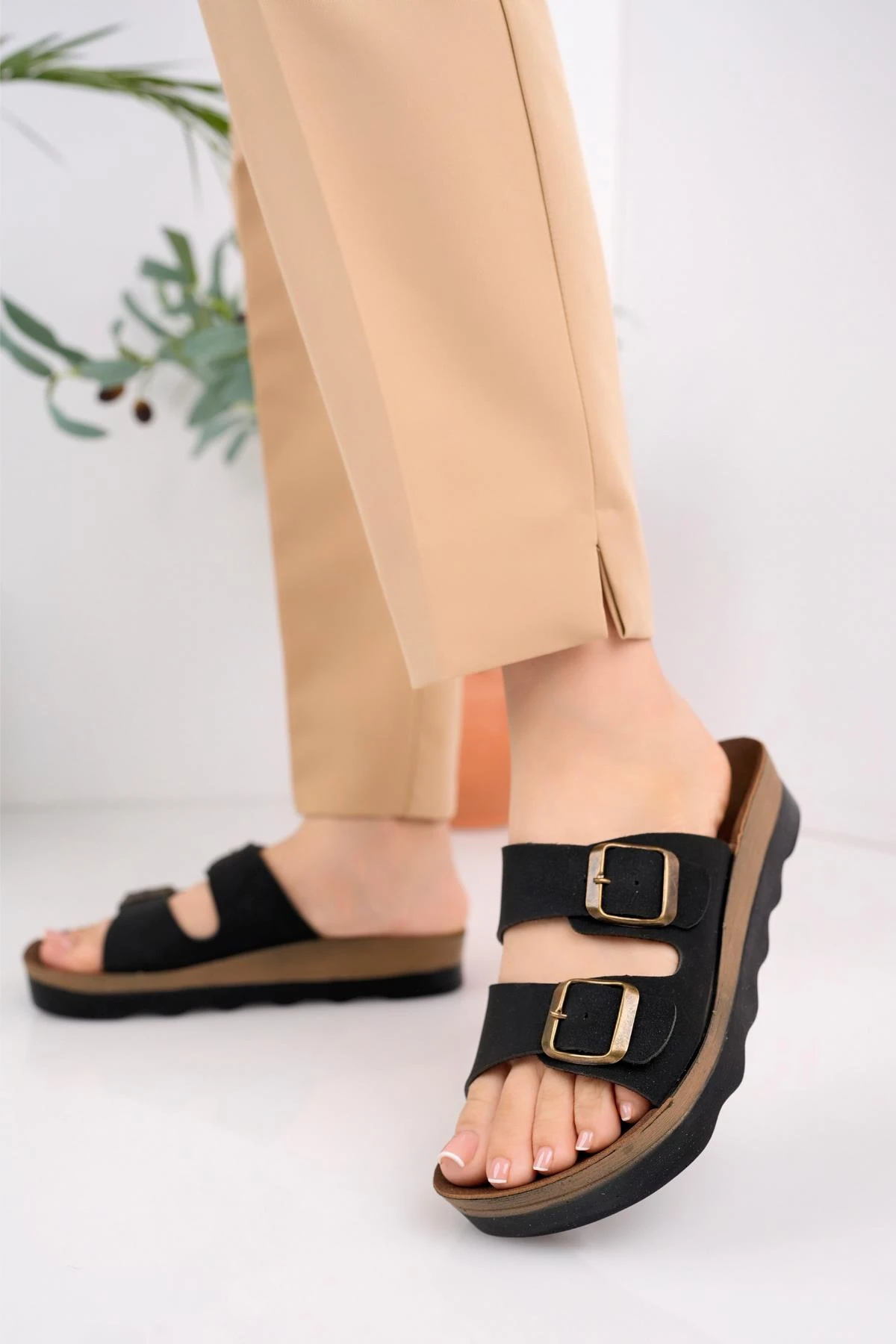 Muggo Lena Kadın Garantili Günlük Ortopedik Çift Bantlı Tokalı Kaymaz Taban Rahat Terlik