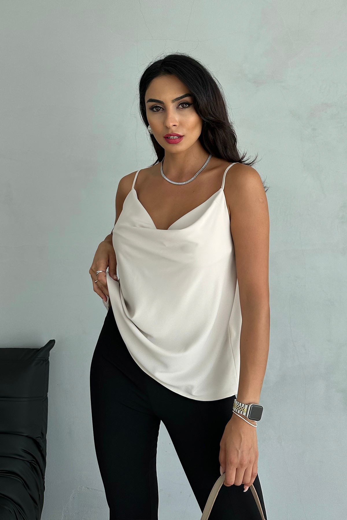 Ayarlanabilir Askılı Degaje Yaka Bluz