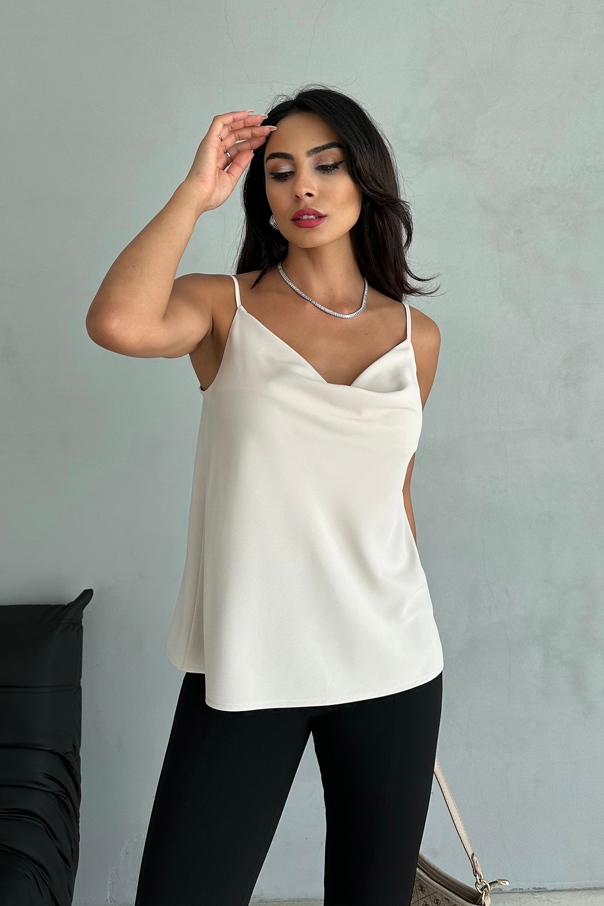 Ayarlanabilir Askılı Degaje Yaka Bluz