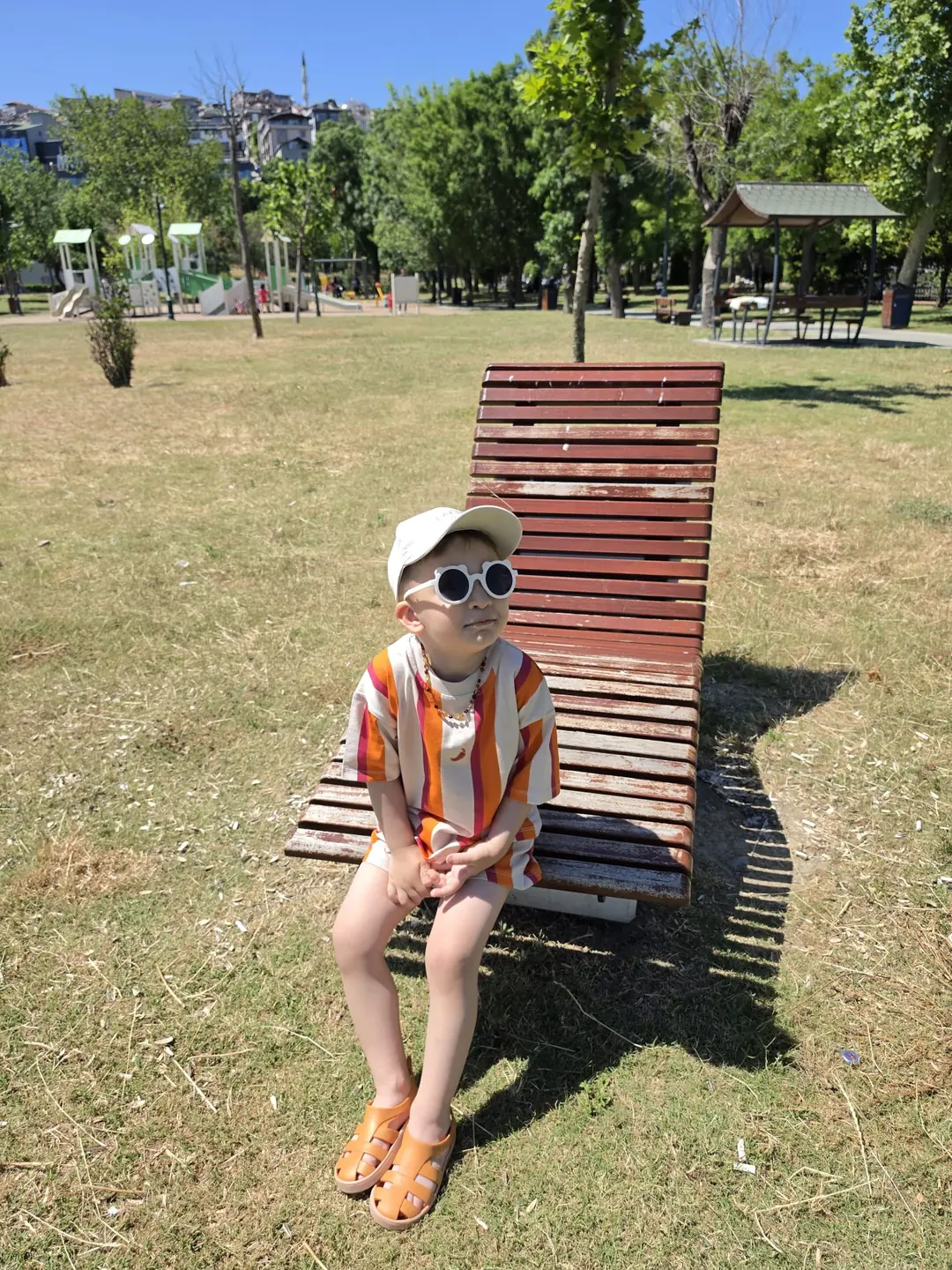 erkek çocuk şapkalı takım ve sokak stili