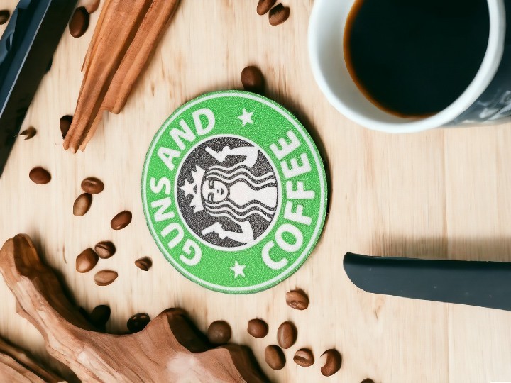 Starbucks Guns and Coffe Kahve  Kaymaz Tabanlı Bardak Altlığı (8,7 cm)