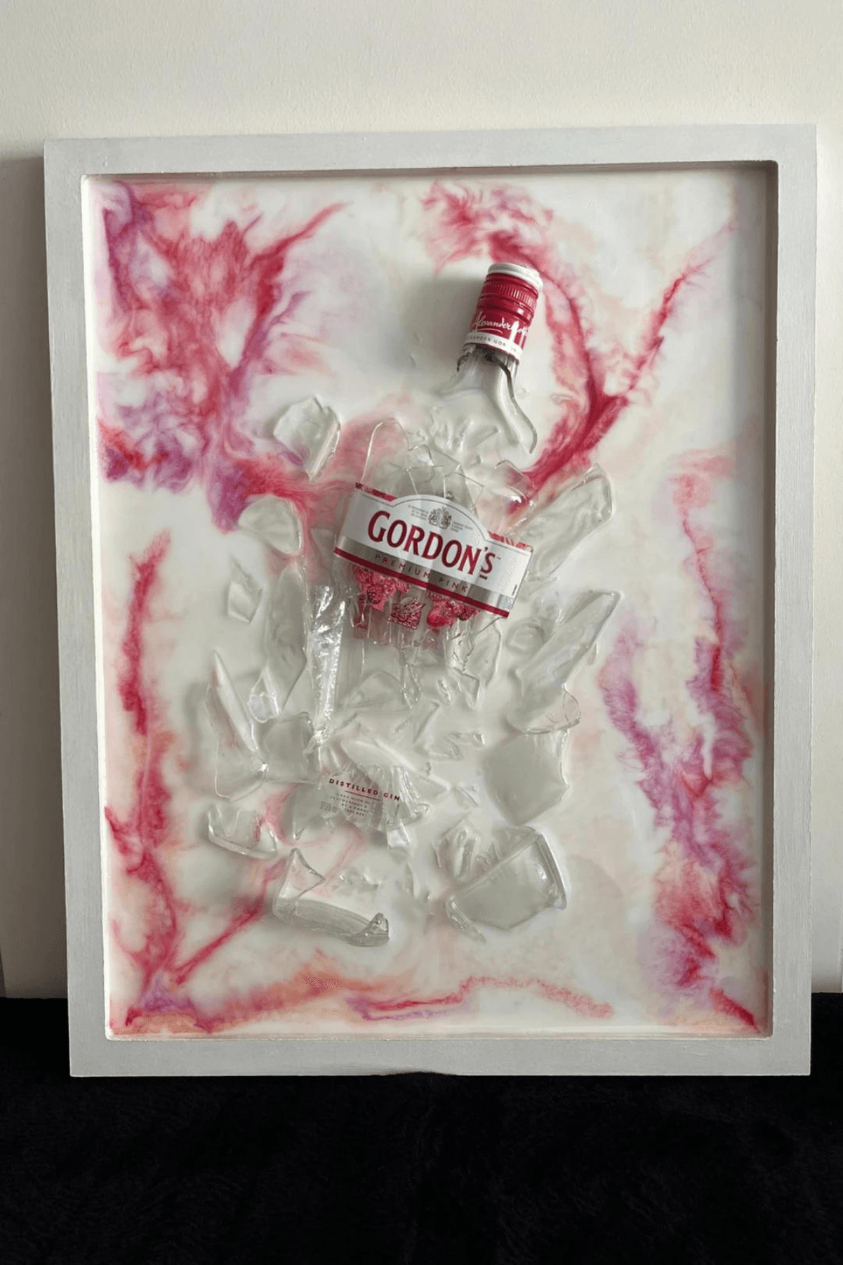 ReVinoArt Gordon's Premium Pink El Yapımı Lüks Kırık Cam Şişe Epoksi Tablo