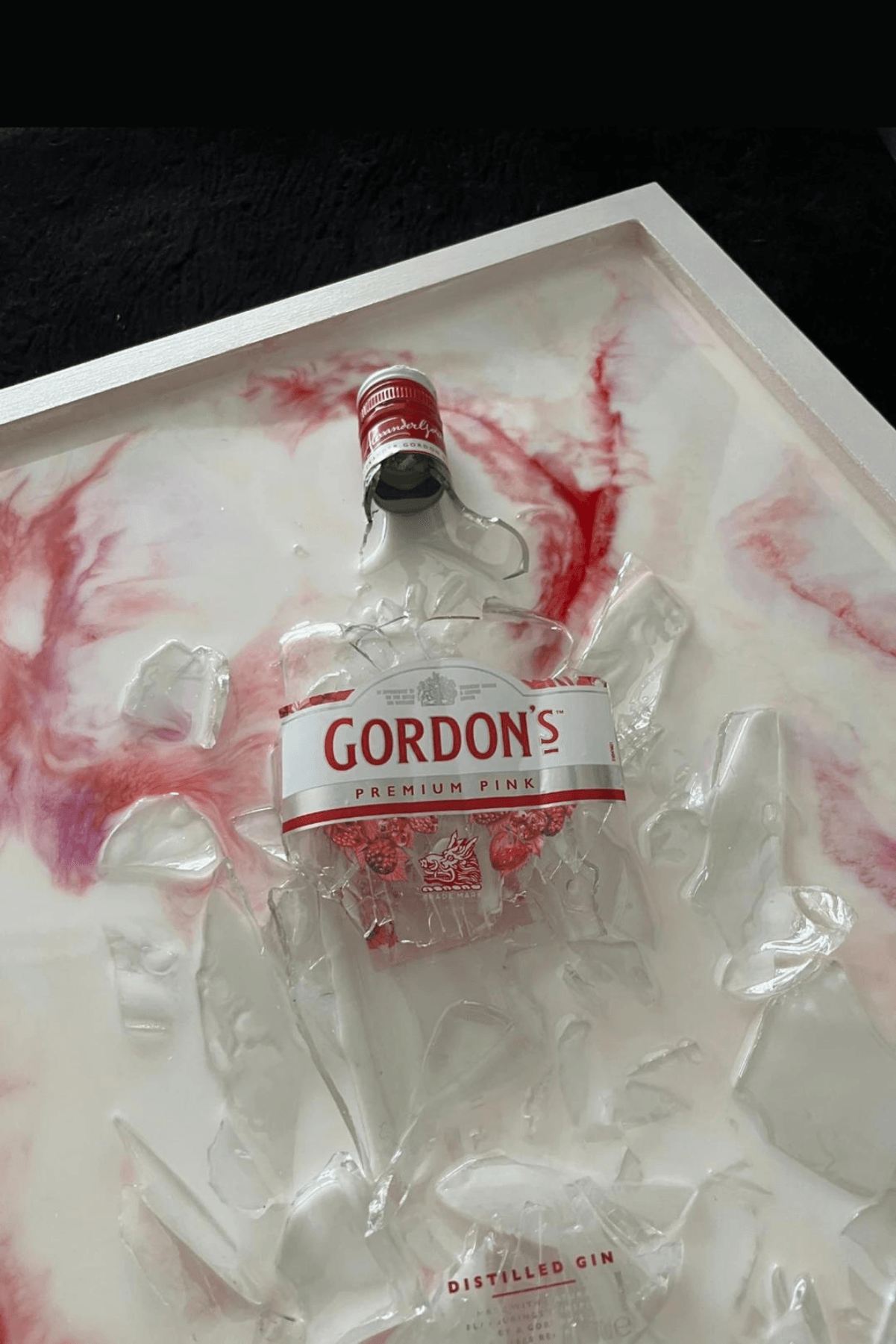 ReVinoArt Gordon's Premium Pink El Yapımı Lüks Kırık Cam Şişe Epoksi Tablo