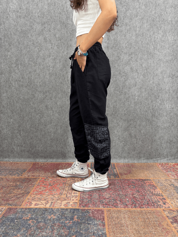 Beli Lastikli Paça Detaylı Siyah Pantolon