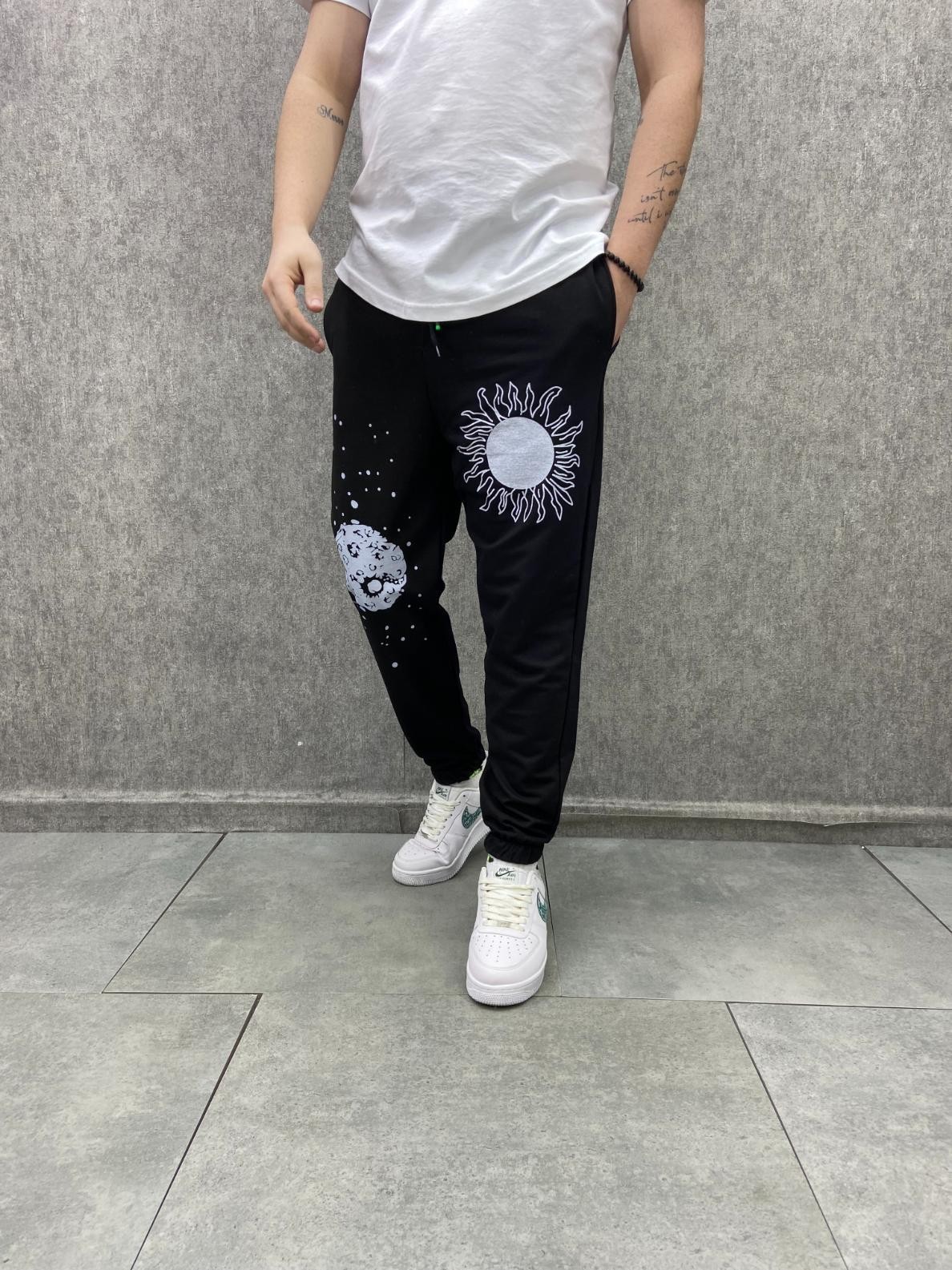 Bel ve Paça Lastikli Planet Baskılı Pamuk Örme Siyah Jogger