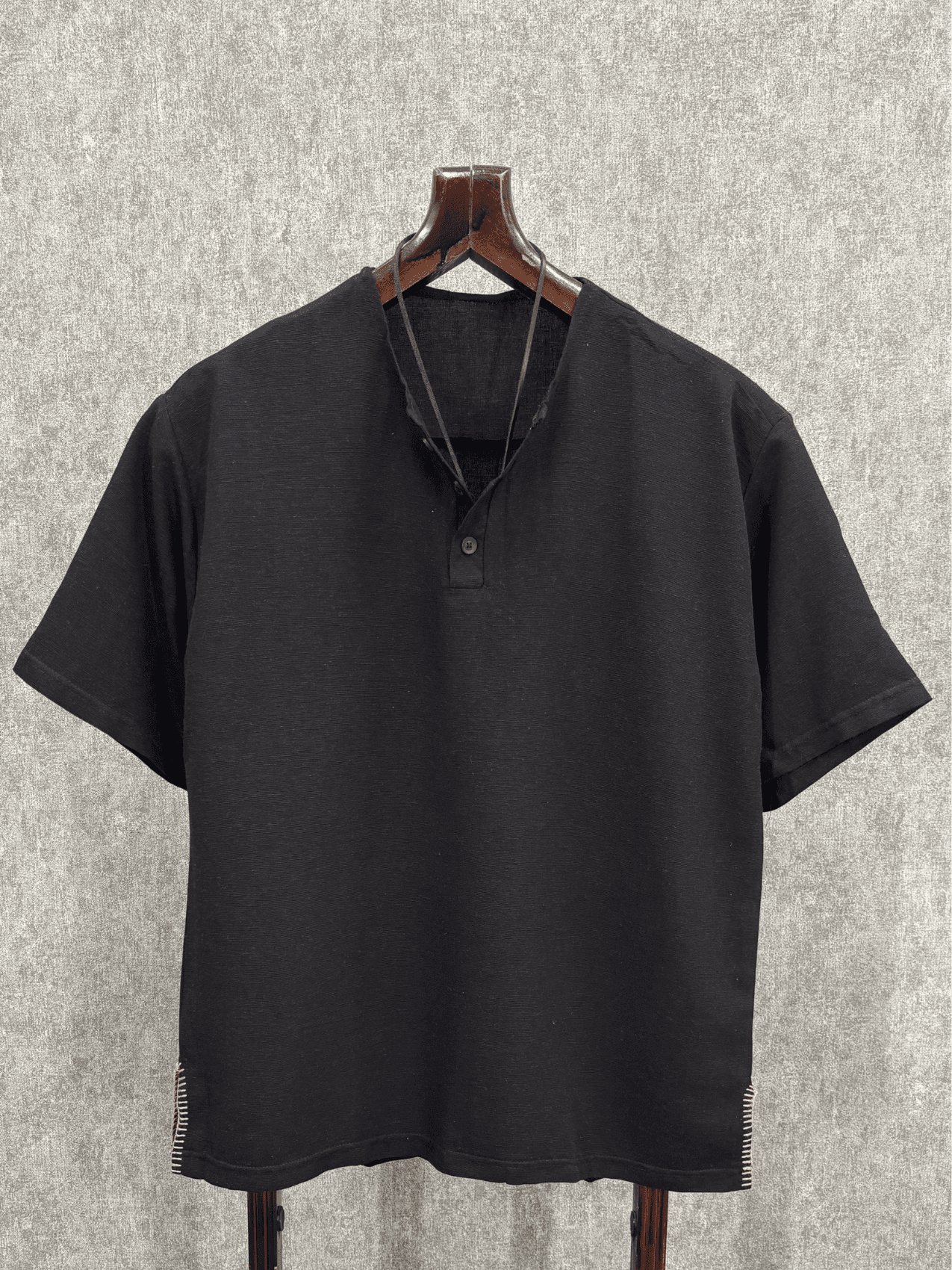 Oversize Nopeli Yırtmaç Detaylı Yarım Patlı Siyah Pamuk Keten Tshirt