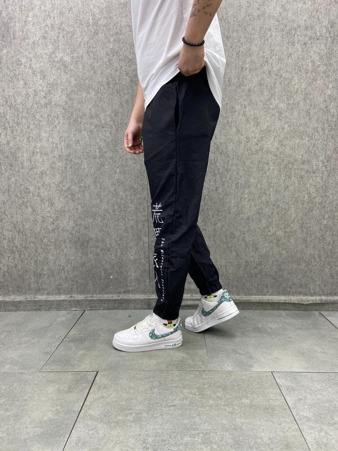 Bel ve Paça Lastikli Japanese Baskılı Paraşüt Kumaş Siyah Jogger