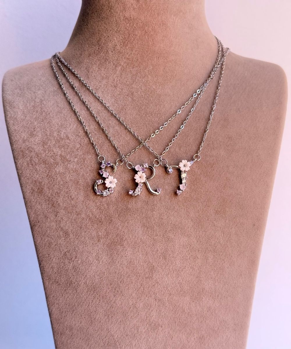 Çelik Papatyalı Harf Silver Kolye