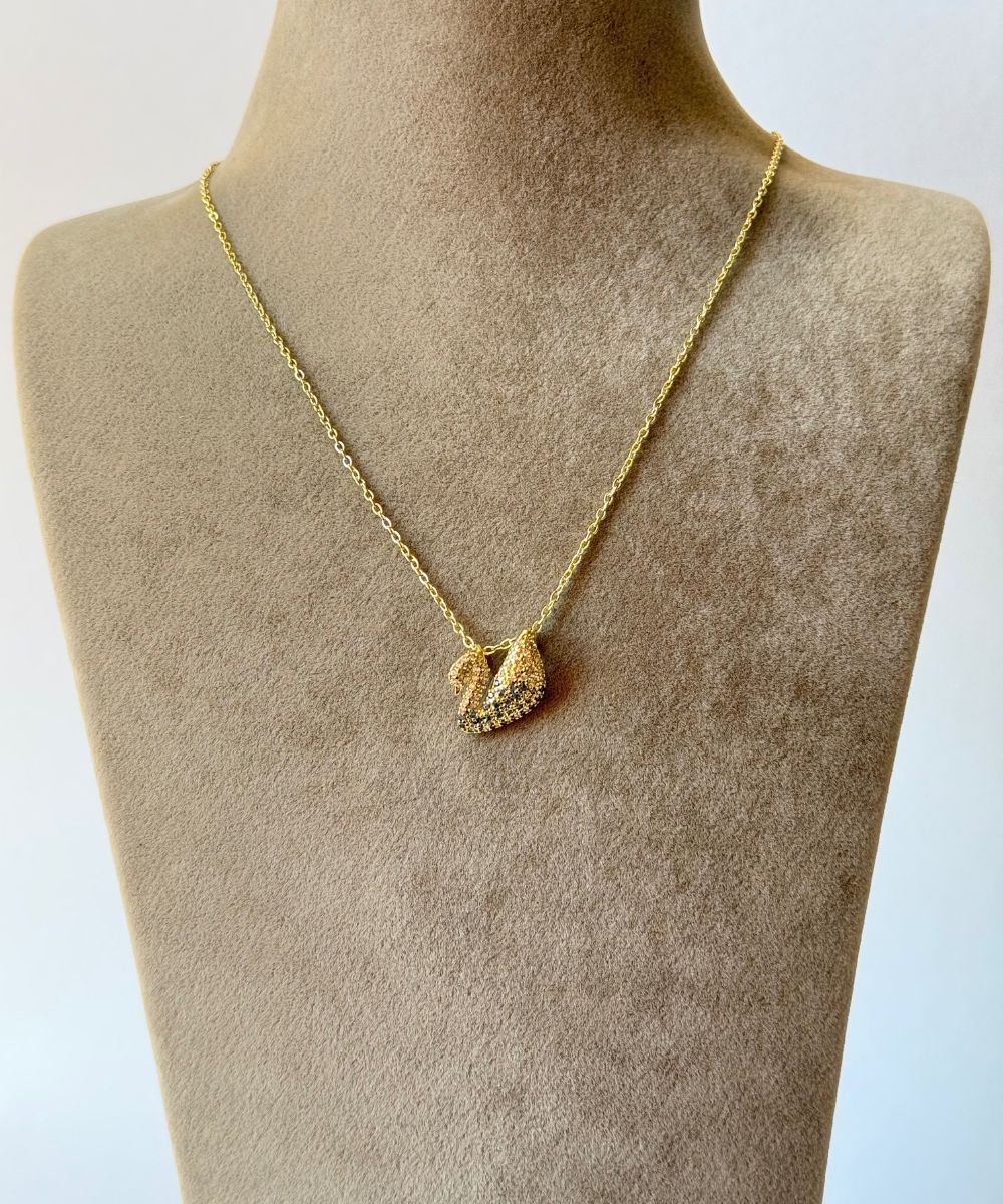 Çelik Kuğu Taşlı Kolye