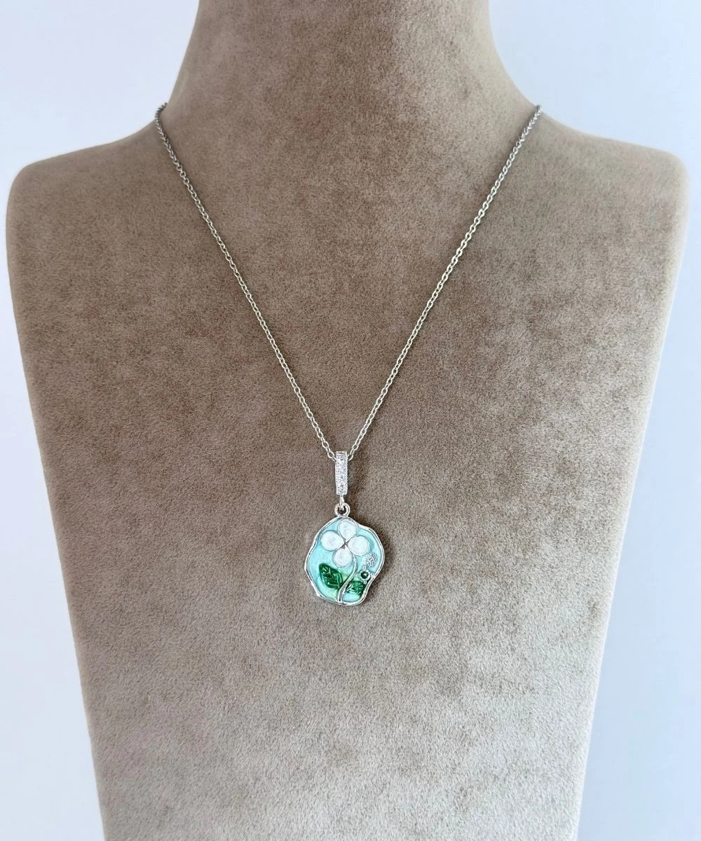 Çelik  Sanatsal Taşlı Beyaz Çiçek Kolye