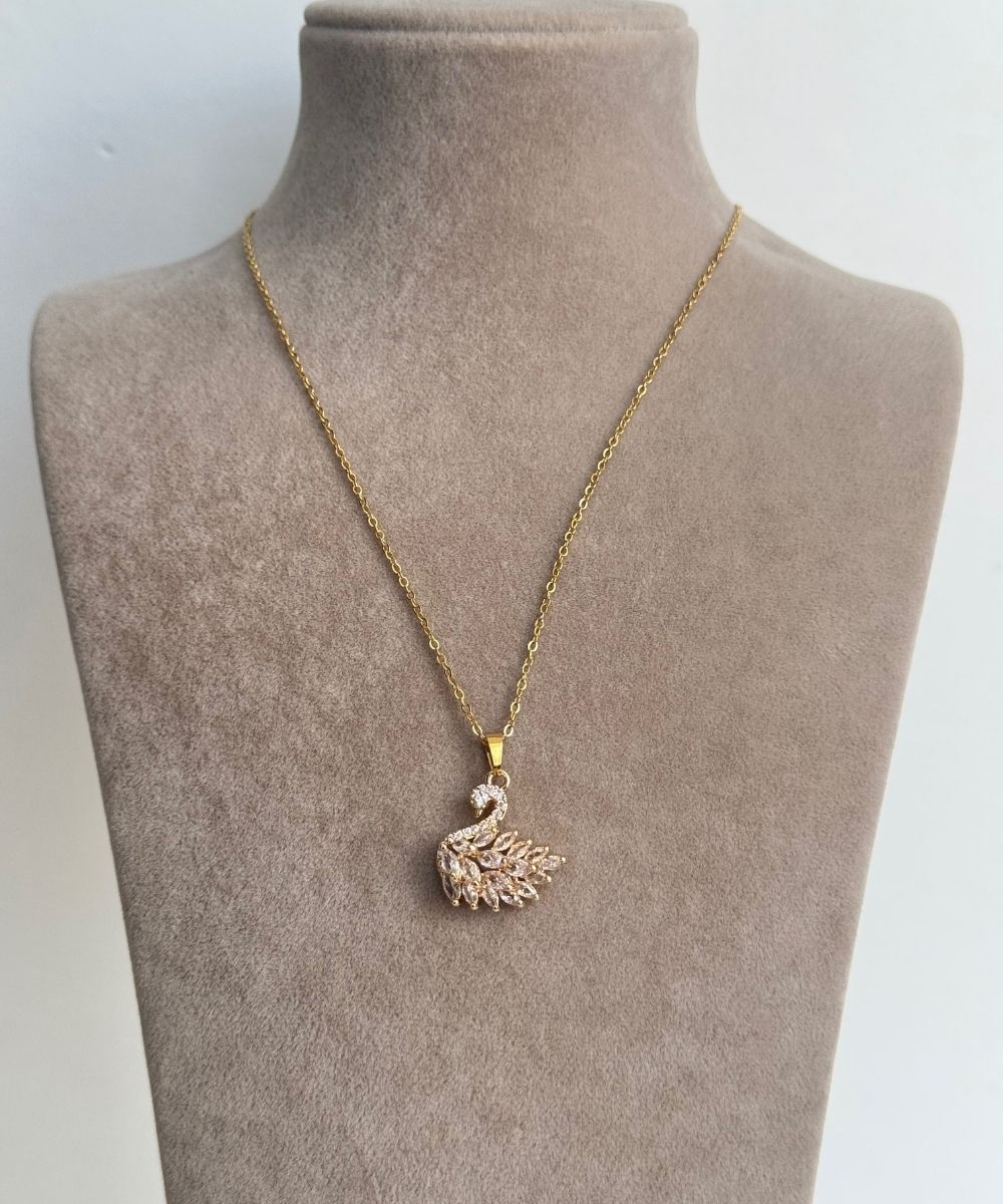 Çelik Kuğu Beyaz Taşlı Kolye