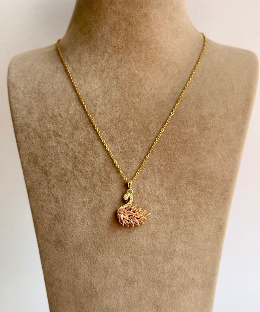 Çelik Pembe Taşlı Kuğu Gold Kolye