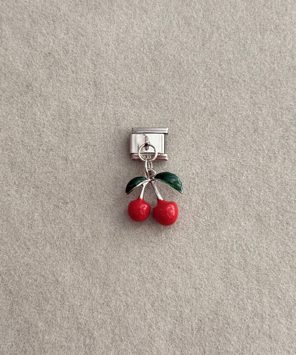 Nomi Kiraz Sallantılı Charm