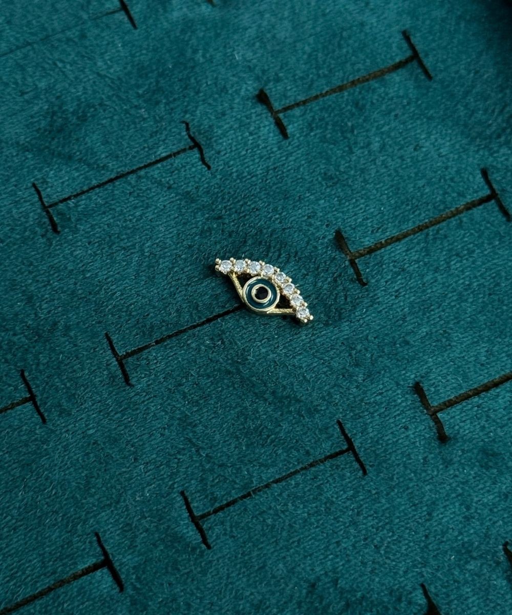 Çelik Eyes Tragus Piercing