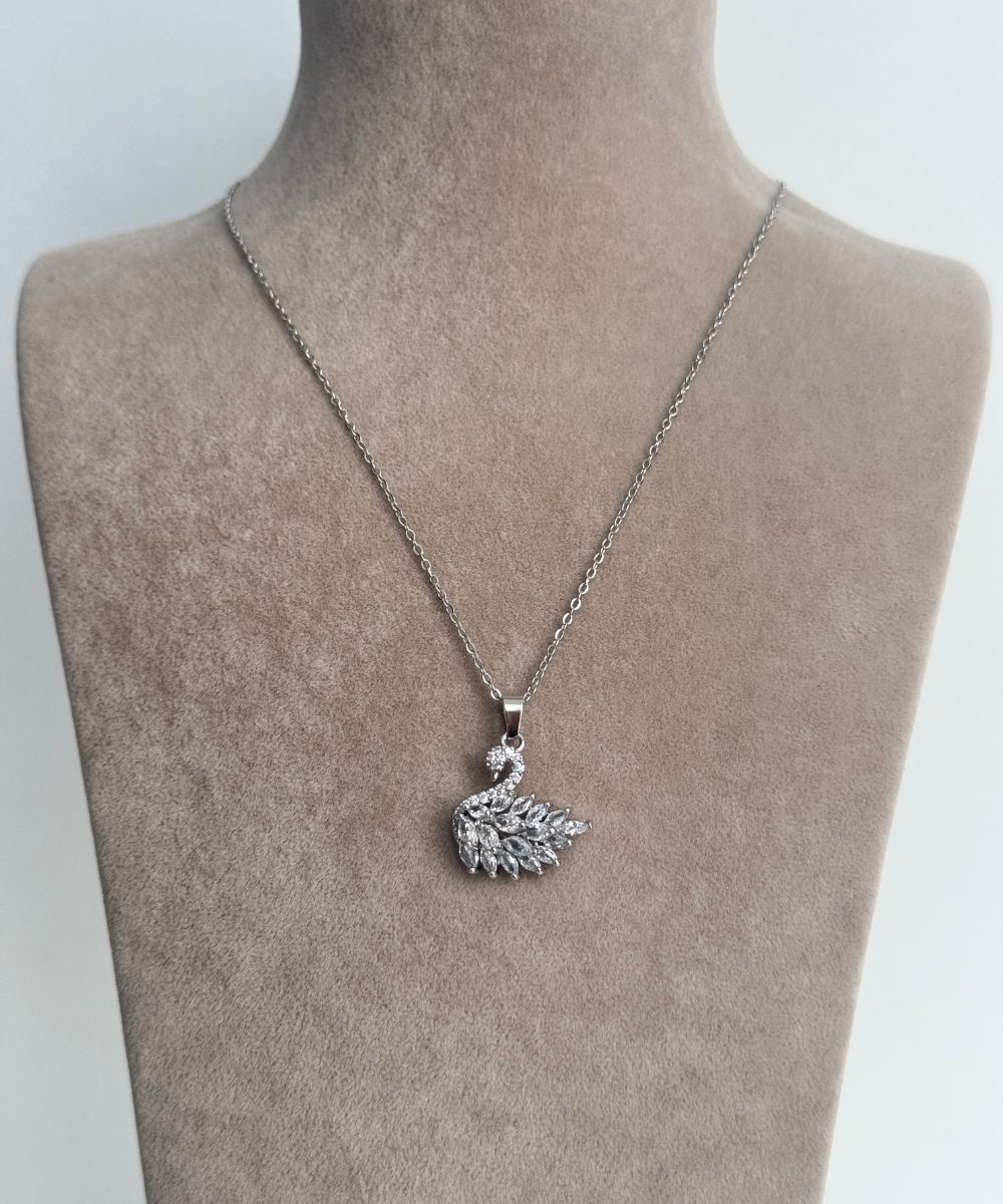 Çelik Kuğu Beyaz Taşlı Kolye