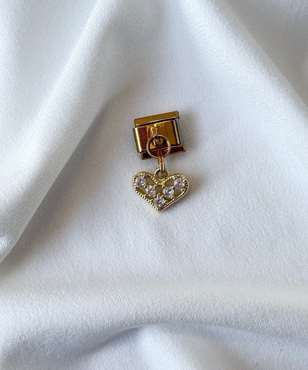 Nomi Sallantılı Taşlı Kalp Charm