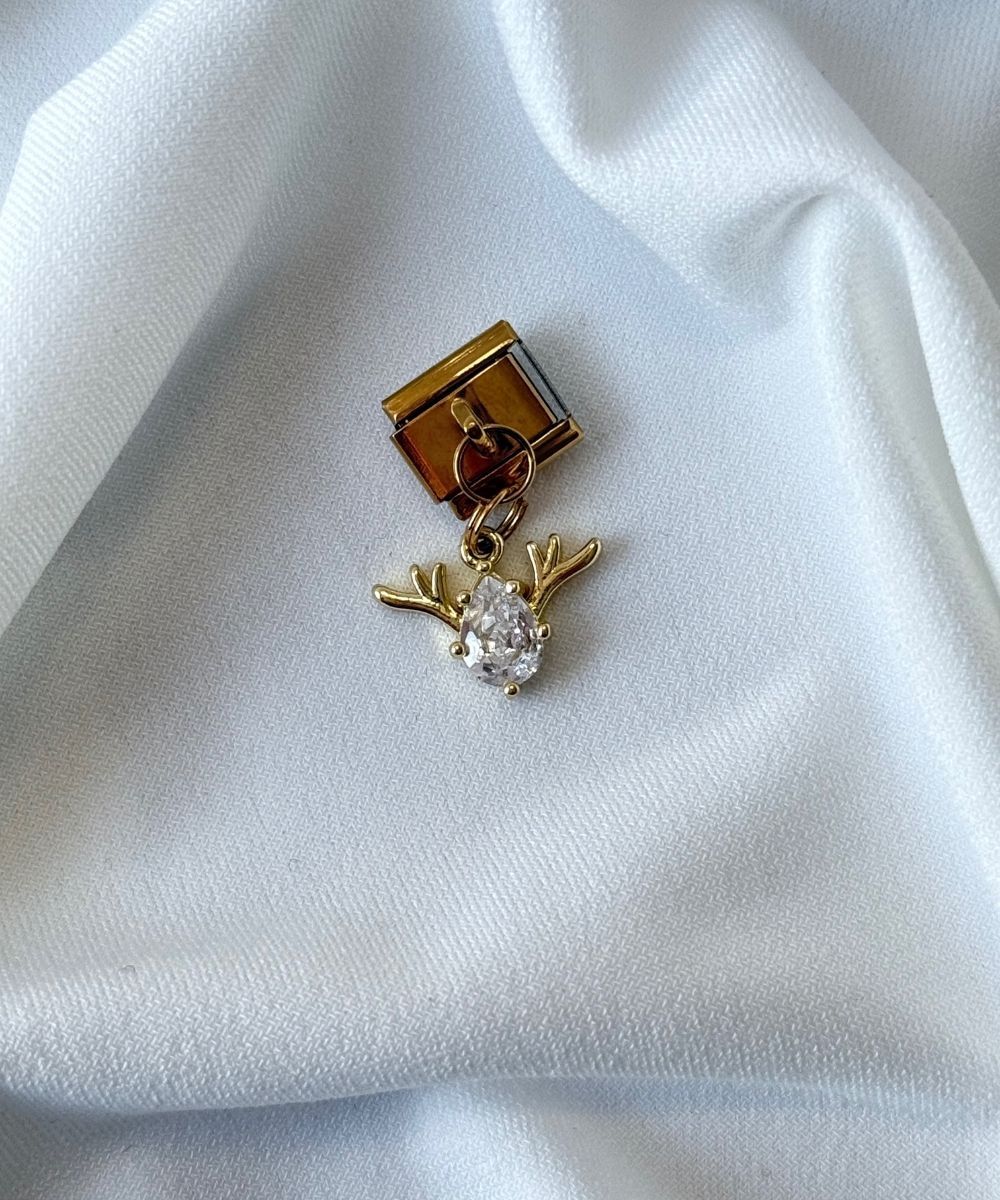 Nomi Sallantılı Taşlı Geyik Boynuzu Charm