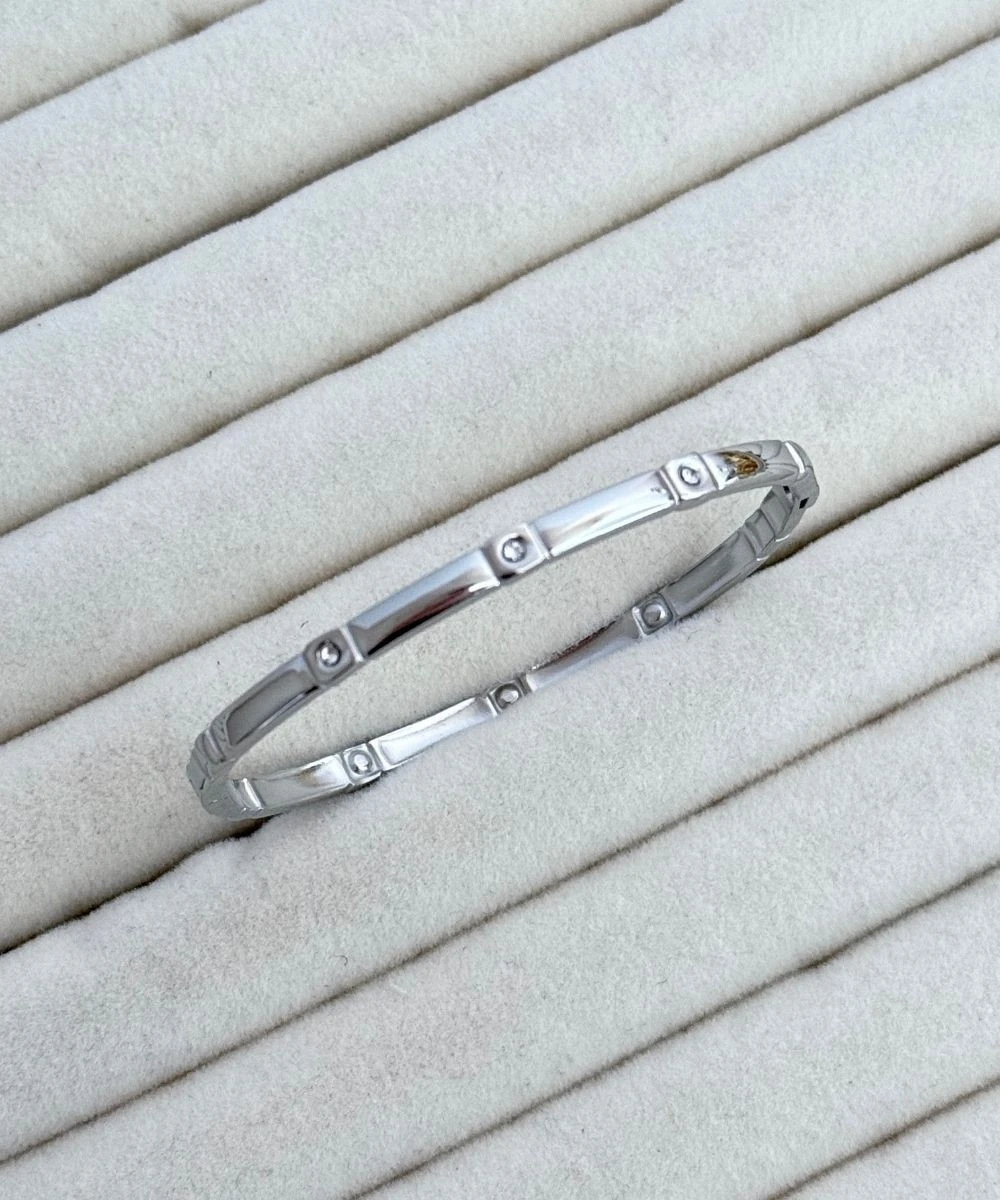 Çelik Bölümlü Minimal Yuvarlak Taşlı Silver Kelepçe