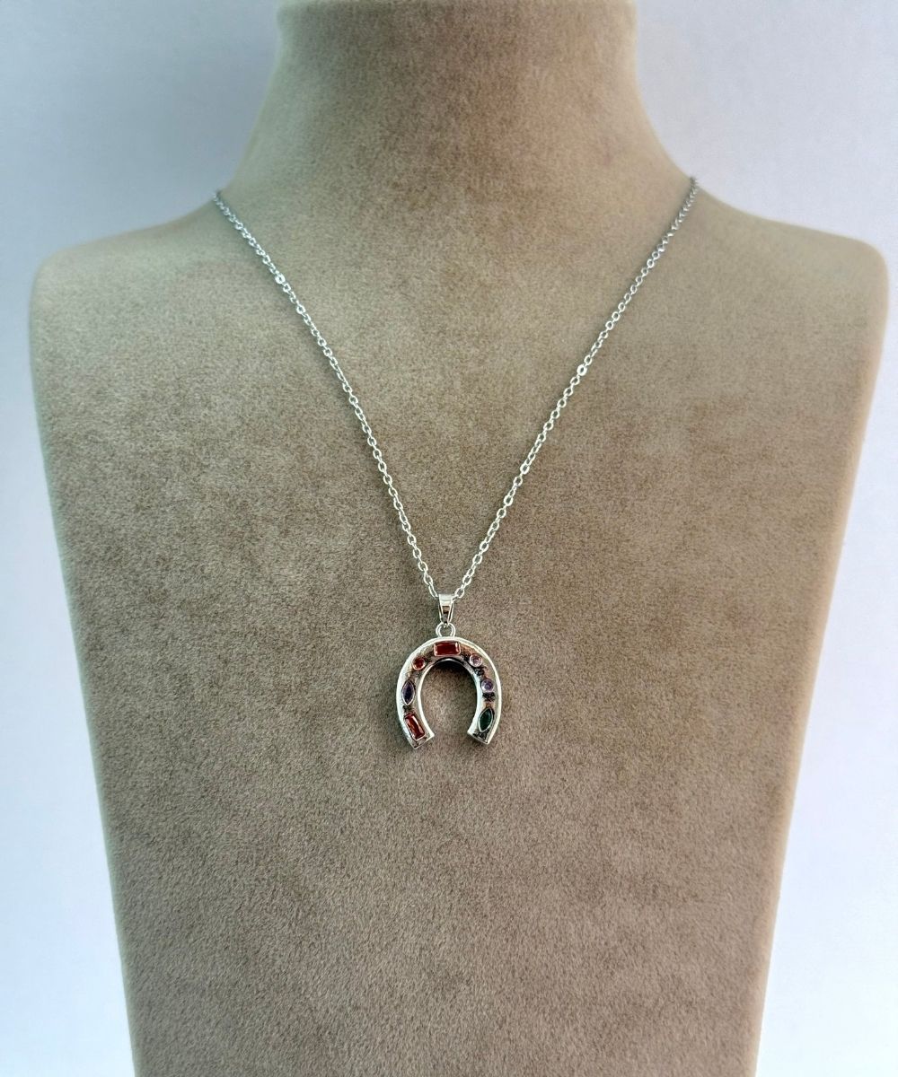 Çelik Renkli Taşlı Mıknatıs Kolye