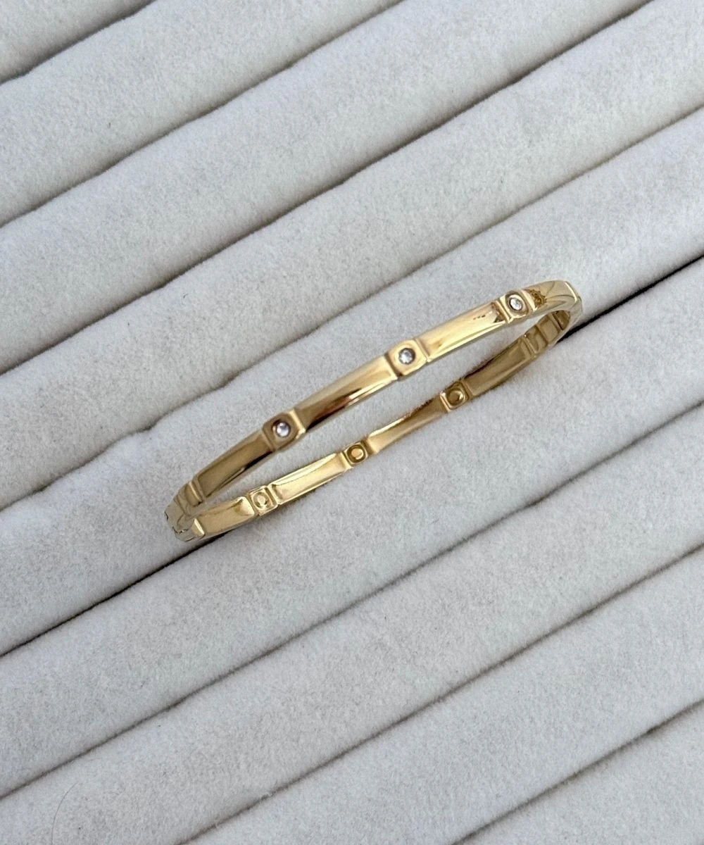 Çelik Bölümlü Minimal Yuvarlak Taşlı Kelepçe