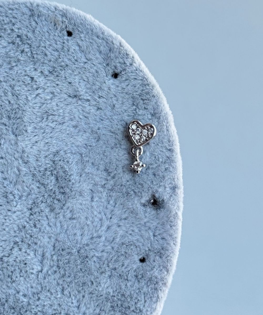 Çelik Kalp Sallanan Taşlı Tragus Piercing