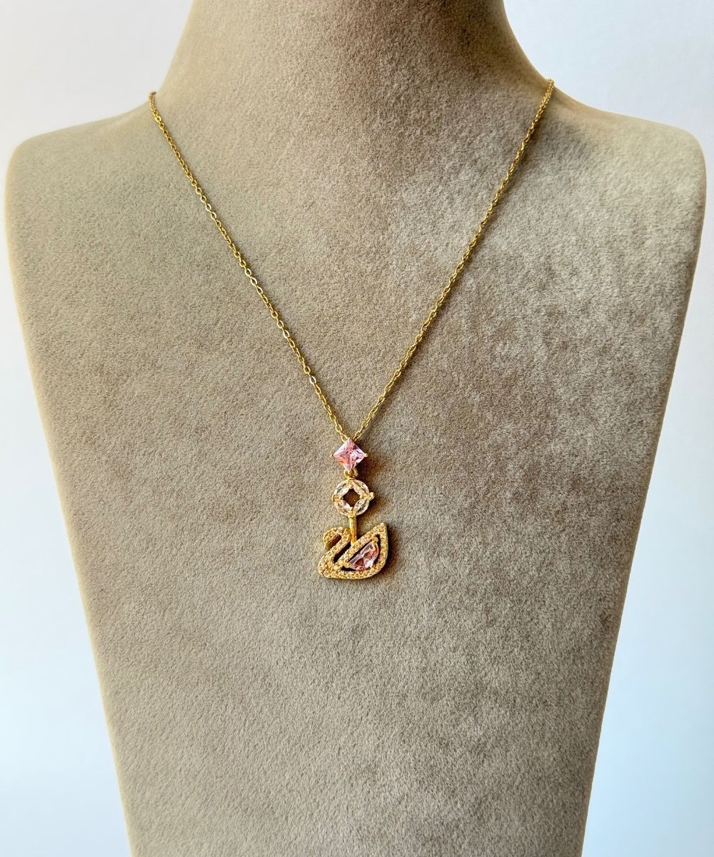 Çelik Pembe Kare Taşlı Kuğu Kolye