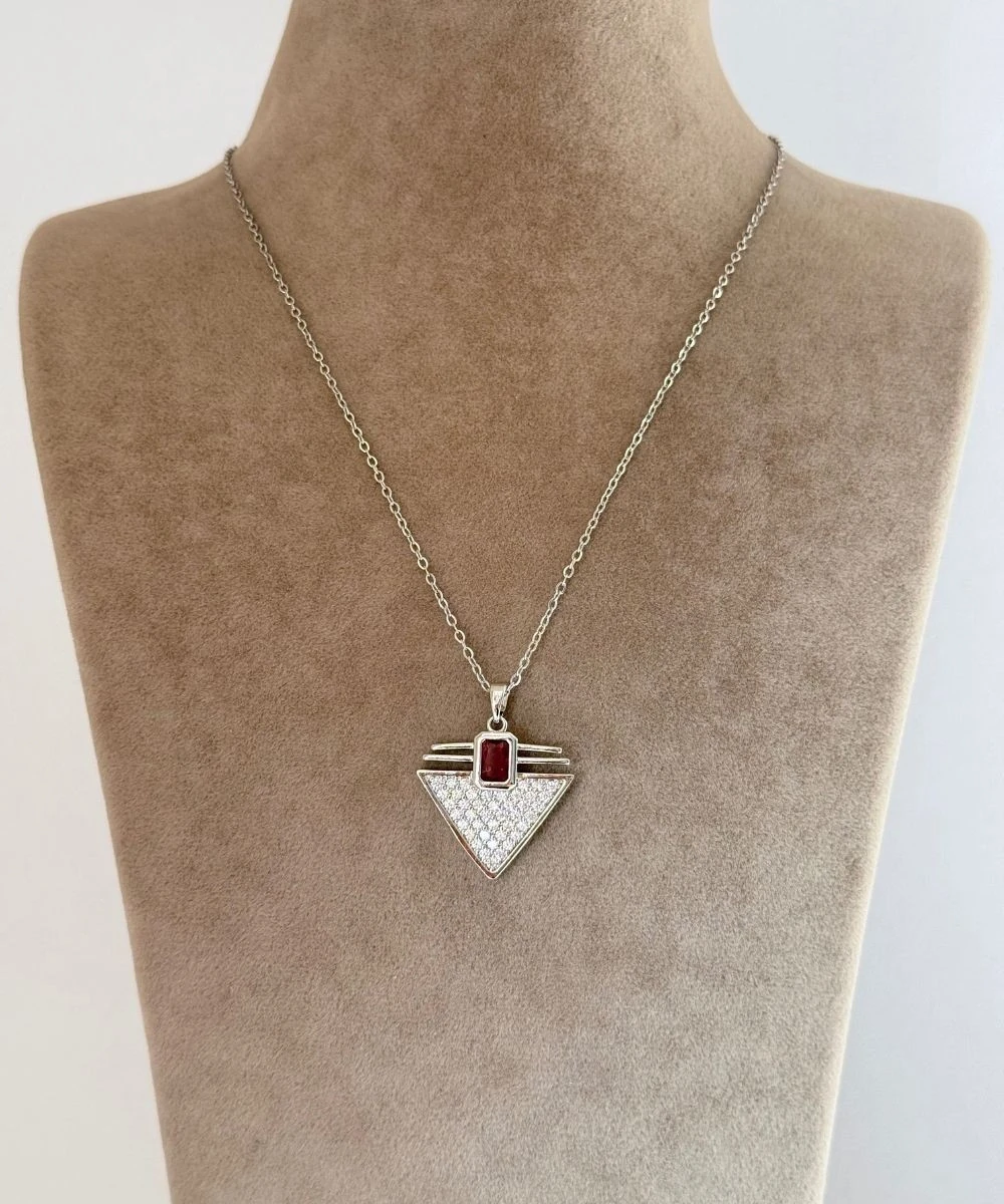 Çelik  Kırmızı Taşlı Üçgen Kolye