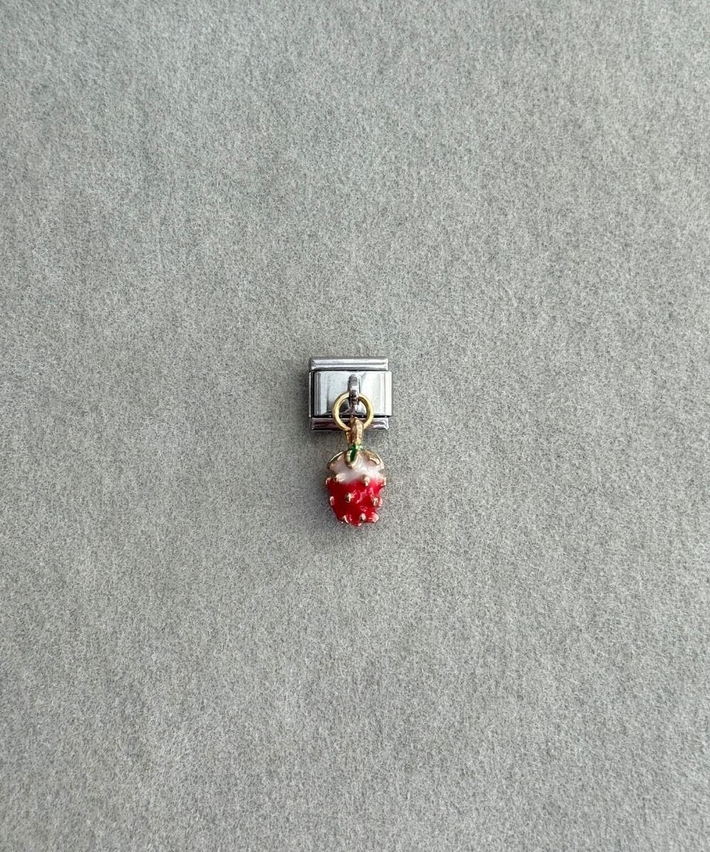 Nomi Çilek Sallantılı Charm