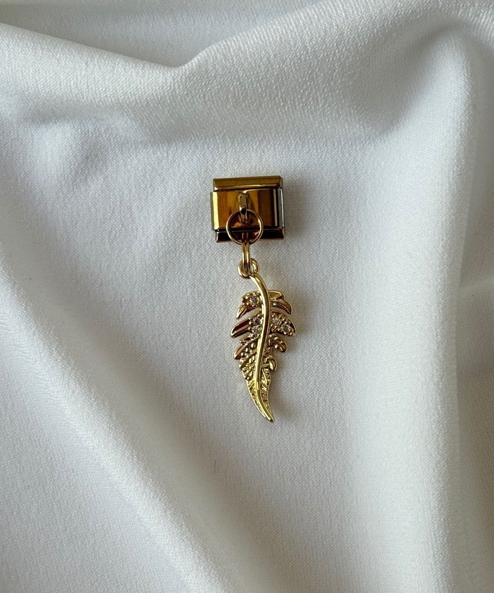 Nomi Sallantılı Yaprak Charm