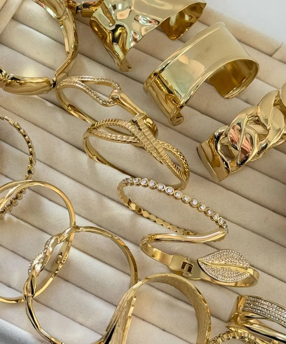 Sonuç olarak çelik takılar, paslanmaz yapıları sayesinde kararmazlar ve uzun süre parlaklıklarını korurlar. Yüksek kaliteli paslanmaz çelikten yapılan takılar, genellikle kararma ve paslanma gibi sorunlara yol açmaz. Yine de, takıların ömrünü uzatmak ve parlaklığını korumak için düzenli temizlik ve dikkatli kullanım oldukça önemlidir. Çelik takılar, sağlamlıkları ve dayanıklılıklarıyla uzun yıllar kullanılabilecek mükemmel aksesuarlar sunar.