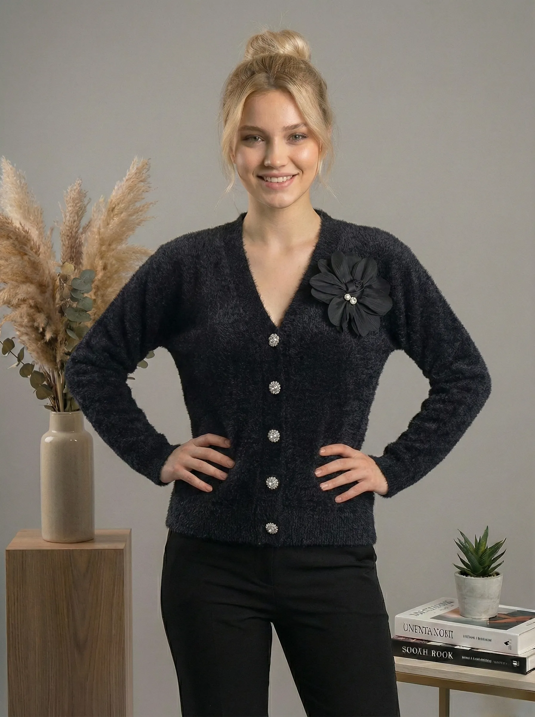 Çiçek Detaylı Düğmeli Sakallı Yumoş Hırka